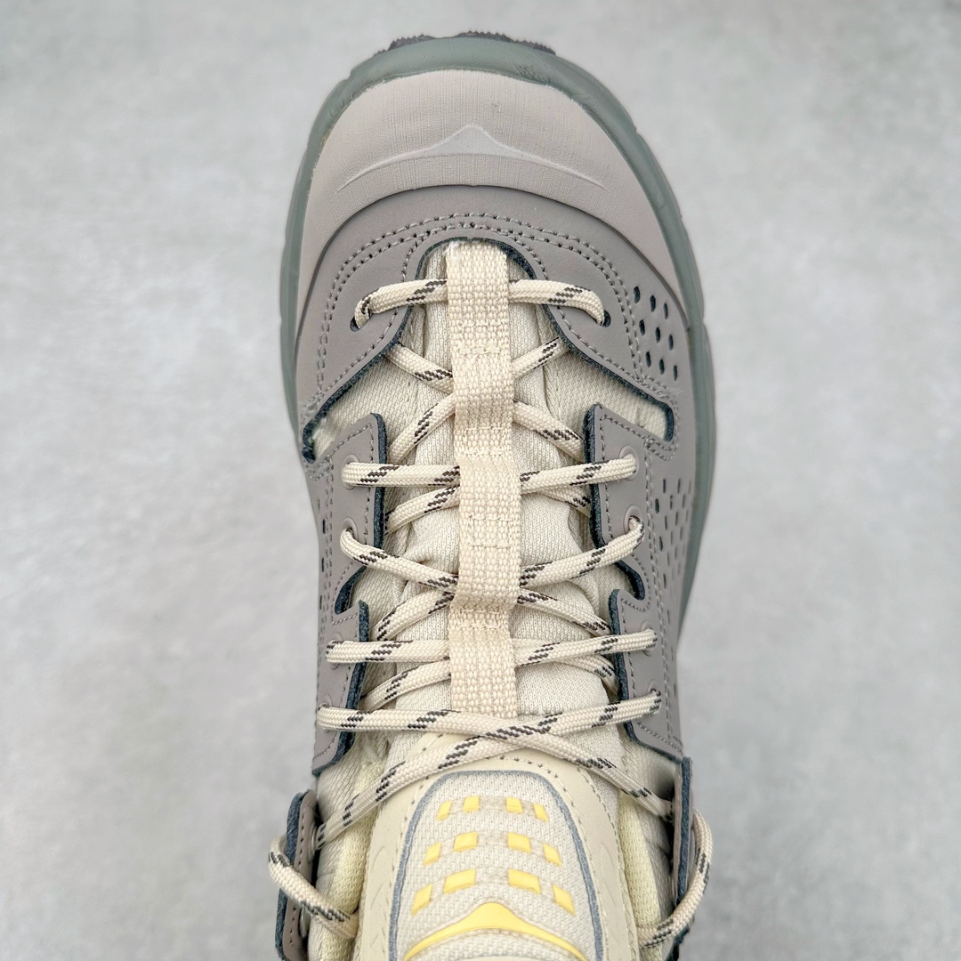 图片[4]-＃C版 HOKA ONE ONE Tor Ultra Low Gore-Tex 托亚系列增强版低帮厚底轻量坦克户外登山运动鞋 HOKA ONE ONE 在去年异军突起，成为街头时尚圈中的新宠儿，品牌与时尚品牌 Engineered Garments 合作打造的联名 Tor Ultra Low 鞋款，更是设计与话题兼备的重磅之作，而本月 Hoka One One 又为这双超人气之作释出深蓝色、军绿色与黑色三款普通版配色。设计上依旧采用了具备透气性能的 eVent 物料制做鞋身，更搭配 Vibram 大底保留户外血脉，即使少了 Engineered Garments 的联名加持依旧十分出彩。尺码：36 36.5 37.5 38 38.5 39 40 40.5 41 42 42.5 43 44 44.5 45-选品中心