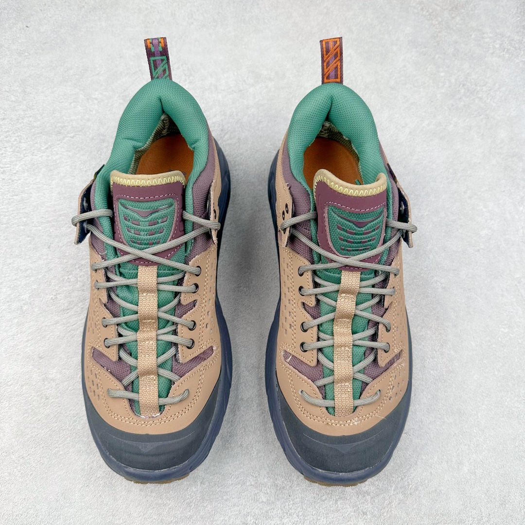 图片[2]-＃C版 HOKA ONE ONE Tor Ultra Low Gore-Tex 托亚系列增强版低帮厚底轻量坦克户外登山运动鞋 HOKA ONE ONE 在去年异军突起，成为街头时尚圈中的新宠儿，品牌与时尚品牌 Engineered Garments 合作打造的联名 Tor Ultra Low 鞋款，更是设计与话题兼备的重磅之作，而本月 Hoka One One 又为这双超人气之作释出深蓝色、军绿色与黑色三款普通版配色。设计上依旧采用了具备透气性能的 eVent 物料制做鞋身，更搭配 Vibram 大底保留户外血脉，即使少了 Engineered Garments 的联名加持依旧十分出彩。尺码：36 36.5 37.5 38 38.5 39 40 40.5 41 42 42.5 43 44 44.5 45-选品中心