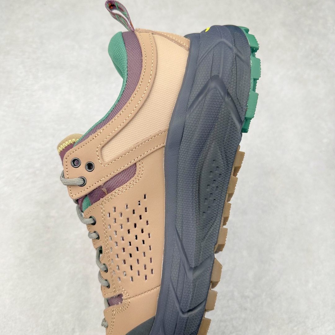 图片[7]-＃C版 HOKA ONE ONE Tor Ultra Low Gore-Tex 托亚系列增强版低帮厚底轻量坦克户外登山运动鞋 HOKA ONE ONE 在去年异军突起，成为街头时尚圈中的新宠儿，品牌与时尚品牌 Engineered Garments 合作打造的联名 Tor Ultra Low 鞋款，更是设计与话题兼备的重磅之作，而本月 Hoka One One 又为这双超人气之作释出深蓝色、军绿色与黑色三款普通版配色。设计上依旧采用了具备透气性能的 eVent 物料制做鞋身，更搭配 Vibram 大底保留户外血脉，即使少了 Engineered Garments 的联名加持依旧十分出彩。尺码：36 36.5 37.5 38 38.5 39 40 40.5 41 42 42.5 43 44 44.5 45-选品中心