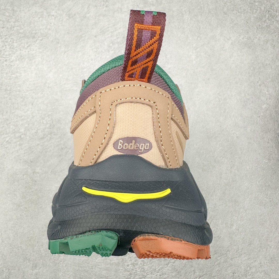 图片[8]-＃C版 HOKA ONE ONE Tor Ultra Low Gore-Tex 托亚系列增强版低帮厚底轻量坦克户外登山运动鞋 HOKA ONE ONE 在去年异军突起，成为街头时尚圈中的新宠儿，品牌与时尚品牌 Engineered Garments 合作打造的联名 Tor Ultra Low 鞋款，更是设计与话题兼备的重磅之作，而本月 Hoka One One 又为这双超人气之作释出深蓝色、军绿色与黑色三款普通版配色。设计上依旧采用了具备透气性能的 eVent 物料制做鞋身，更搭配 Vibram 大底保留户外血脉，即使少了 Engineered Garments 的联名加持依旧十分出彩。尺码：36 36.5 37.5 38 38.5 39 40 40.5 41 42 42.5 43 44 44.5 45-选品中心