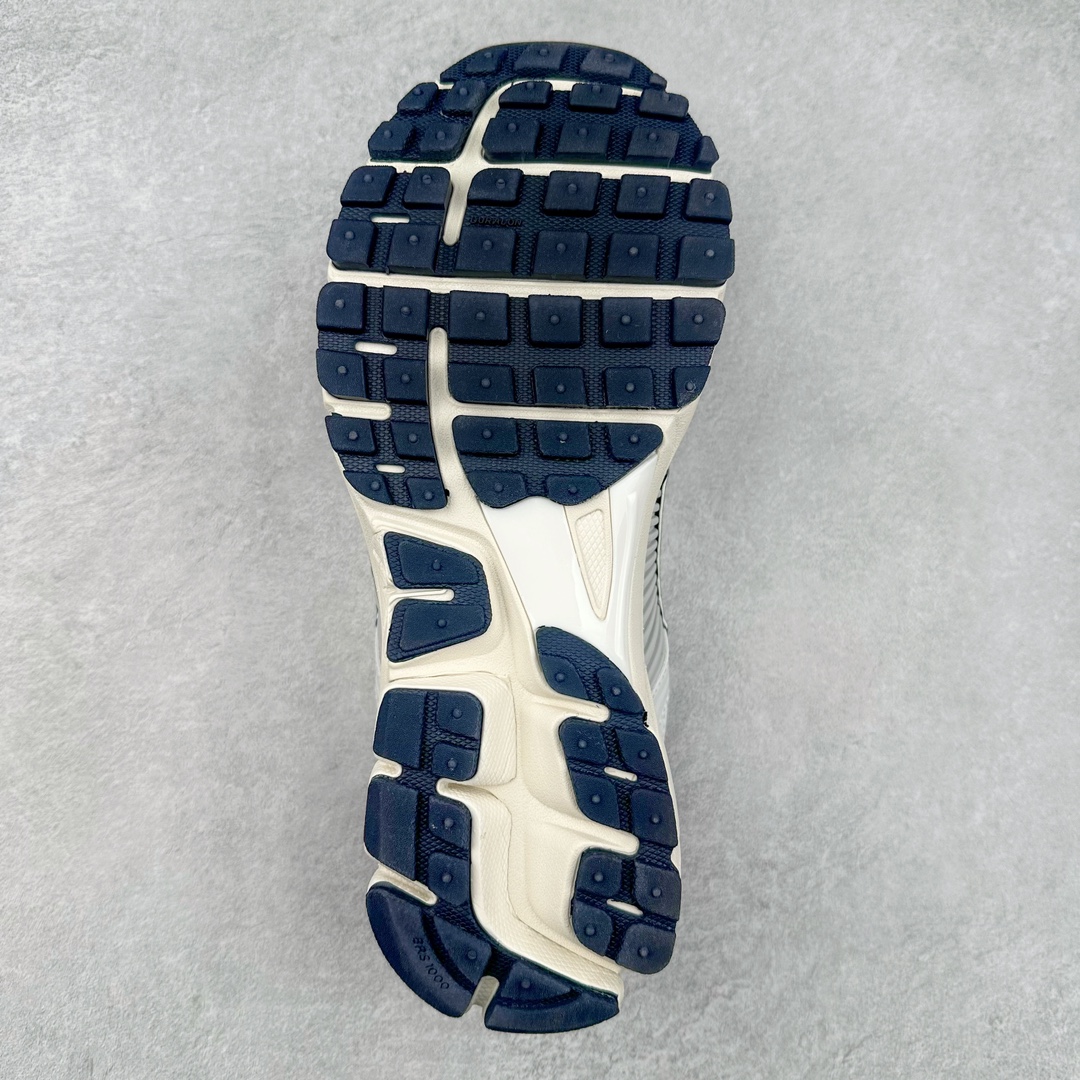 图片[9]-NK Zoom Vomero 5 经典复古潮流运动鞋 FD0884-025 融蕴繁复设计风范和丰富层次感 缔造运动鞋佳选 助你轻松型出范 开辟独属于自己的路 鞋款采用多层设计 融入织物与合成材质 塑就本季出众鞋款 合成材质与织物组合鞋面 经久耐穿 后跟网眼拼接和透气孔设计 轻盈透气Zoom Air缓震配置提供出色回弹缓震性能 实现快速离地的出众脚感 巧糅科技感和低调设计 为鞋款注入反光细节 令你迈步间尽显闪耀魅力 结合中性色调 让你驾驭不同穿搭 打造非凡造型 尺码：36 36.5 37.5 38 38.5 39 40 40.5 41 42 42.5 43 44 44.5 45-选品中心