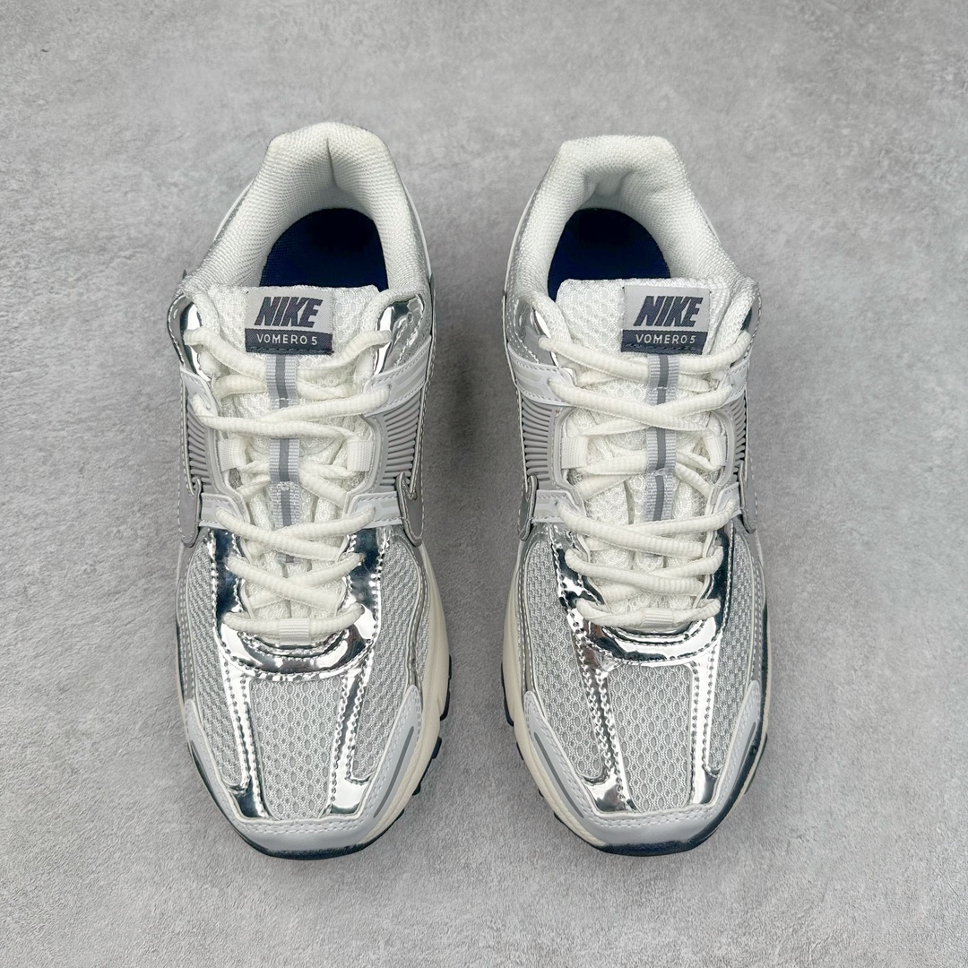 图片[2]-NK Zoom Vomero 5 经典复古潮流运动鞋 FD0884-025 融蕴繁复设计风范和丰富层次感 缔造运动鞋佳选 助你轻松型出范 开辟独属于自己的路 鞋款采用多层设计 融入织物与合成材质 塑就本季出众鞋款 合成材质与织物组合鞋面 经久耐穿 后跟网眼拼接和透气孔设计 轻盈透气Zoom Air缓震配置提供出色回弹缓震性能 实现快速离地的出众脚感 巧糅科技感和低调设计 为鞋款注入反光细节 令你迈步间尽显闪耀魅力 结合中性色调 让你驾驭不同穿搭 打造非凡造型 尺码：36 36.5 37.5 38 38.5 39 40 40.5 41 42 42.5 43 44 44.5 45-选品中心