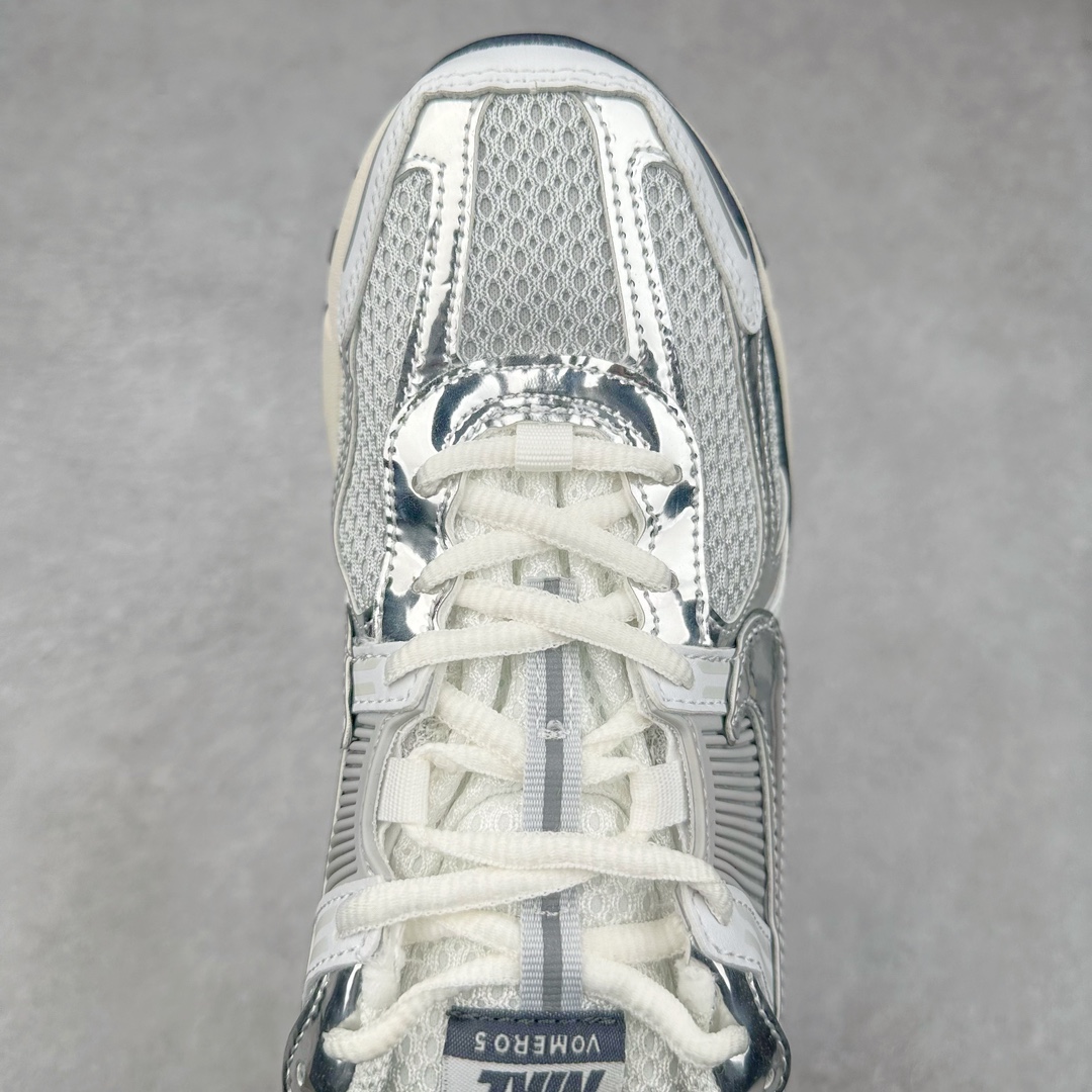 图片[4]-NK Zoom Vomero 5 经典复古潮流运动鞋 FD0884-025 融蕴繁复设计风范和丰富层次感 缔造运动鞋佳选 助你轻松型出范 开辟独属于自己的路 鞋款采用多层设计 融入织物与合成材质 塑就本季出众鞋款 合成材质与织物组合鞋面 经久耐穿 后跟网眼拼接和透气孔设计 轻盈透气Zoom Air缓震配置提供出色回弹缓震性能 实现快速离地的出众脚感 巧糅科技感和低调设计 为鞋款注入反光细节 令你迈步间尽显闪耀魅力 结合中性色调 让你驾驭不同穿搭 打造非凡造型 尺码：36 36.5 37.5 38 38.5 39 40 40.5 41 42 42.5 43 44 44.5 45-选品中心