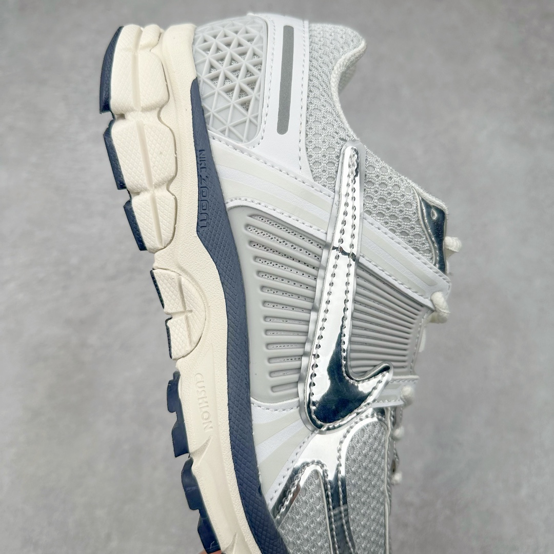 图片[6]-NK Zoom Vomero 5 经典复古潮流运动鞋 FD0884-025 融蕴繁复设计风范和丰富层次感 缔造运动鞋佳选 助你轻松型出范 开辟独属于自己的路 鞋款采用多层设计 融入织物与合成材质 塑就本季出众鞋款 合成材质与织物组合鞋面 经久耐穿 后跟网眼拼接和透气孔设计 轻盈透气Zoom Air缓震配置提供出色回弹缓震性能 实现快速离地的出众脚感 巧糅科技感和低调设计 为鞋款注入反光细节 令你迈步间尽显闪耀魅力 结合中性色调 让你驾驭不同穿搭 打造非凡造型 尺码：36 36.5 37.5 38 38.5 39 40 40.5 41 42 42.5 43 44 44.5 45-选品中心