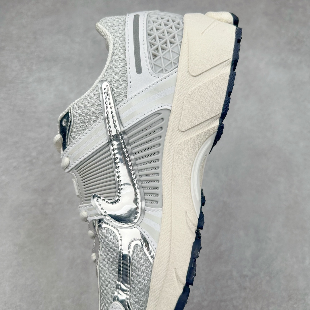 图片[7]-NK Zoom Vomero 5 经典复古潮流运动鞋 FD0884-025 融蕴繁复设计风范和丰富层次感 缔造运动鞋佳选 助你轻松型出范 开辟独属于自己的路 鞋款采用多层设计 融入织物与合成材质 塑就本季出众鞋款 合成材质与织物组合鞋面 经久耐穿 后跟网眼拼接和透气孔设计 轻盈透气Zoom Air缓震配置提供出色回弹缓震性能 实现快速离地的出众脚感 巧糅科技感和低调设计 为鞋款注入反光细节 令你迈步间尽显闪耀魅力 结合中性色调 让你驾驭不同穿搭 打造非凡造型 尺码：36 36.5 37.5 38 38.5 39 40 40.5 41 42 42.5 43 44 44.5 45-选品中心