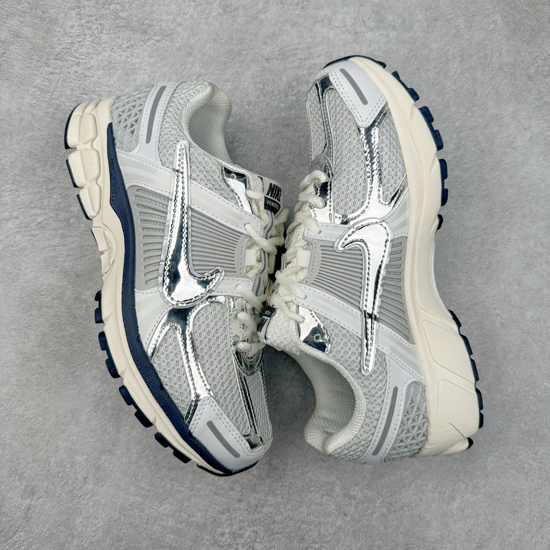 图片[3]-NK Zoom Vomero 5 经典复古潮流运动鞋 FD0884-025 融蕴繁复设计风范和丰富层次感 缔造运动鞋佳选 助你轻松型出范 开辟独属于自己的路 鞋款采用多层设计 融入织物与合成材质 塑就本季出众鞋款 合成材质与织物组合鞋面 经久耐穿 后跟网眼拼接和透气孔设计 轻盈透气Zoom Air缓震配置提供出色回弹缓震性能 实现快速离地的出众脚感 巧糅科技感和低调设计 为鞋款注入反光细节 令你迈步间尽显闪耀魅力 结合中性色调 让你驾驭不同穿搭 打造非凡造型 尺码：36 36.5 37.5 38 38.5 39 40 40.5 41 42 42.5 43 44 44.5 45-选品中心