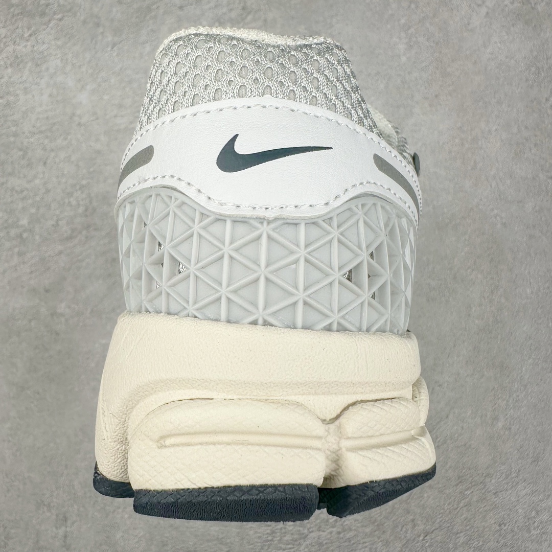 图片[8]-NK Zoom Vomero 5 经典复古潮流运动鞋 FD0884-025 融蕴繁复设计风范和丰富层次感 缔造运动鞋佳选 助你轻松型出范 开辟独属于自己的路 鞋款采用多层设计 融入织物与合成材质 塑就本季出众鞋款 合成材质与织物组合鞋面 经久耐穿 后跟网眼拼接和透气孔设计 轻盈透气Zoom Air缓震配置提供出色回弹缓震性能 实现快速离地的出众脚感 巧糅科技感和低调设计 为鞋款注入反光细节 令你迈步间尽显闪耀魅力 结合中性色调 让你驾驭不同穿搭 打造非凡造型 尺码：36 36.5 37.5 38 38.5 39 40 40.5 41 42 42.5 43 44 44.5 45-选品中心