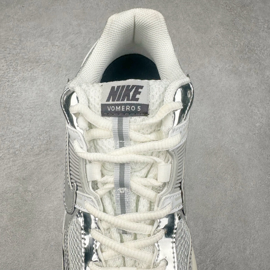 图片[5]-NK Zoom Vomero 5 经典复古潮流运动鞋 FD0884-025 融蕴繁复设计风范和丰富层次感 缔造运动鞋佳选 助你轻松型出范 开辟独属于自己的路 鞋款采用多层设计 融入织物与合成材质 塑就本季出众鞋款 合成材质与织物组合鞋面 经久耐穿 后跟网眼拼接和透气孔设计 轻盈透气Zoom Air缓震配置提供出色回弹缓震性能 实现快速离地的出众脚感 巧糅科技感和低调设计 为鞋款注入反光细节 令你迈步间尽显闪耀魅力 结合中性色调 让你驾驭不同穿搭 打造非凡造型 尺码：36 36.5 37.5 38 38.5 39 40 40.5 41 42 42.5 43 44 44.5 45-选品中心