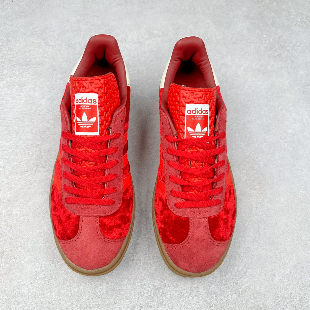 图片[2]-AD Originals Gazelle Bold W 羚羊松糕系列复古百搭厚底增高低帮休闲运动板鞋 IG4388 新的一年就要换新的打扮啦！除了设定变美、健身、减肥等目标外，你已经可以利用鞋子来“偷偷改善身材比例”的愿望了！ 因为有一句话。身高不够。鞋子来凑~赶快入手以下各大运动品牌最新推出的“厚底增高运动鞋”吧。 是最好穿最百搭的长腿神器。 重点是……不仅价格不错～鞋子也不错啊！Originals的Gazelle Bold鞋款打造出「超厚底版本」！延续流线鞋型、经典麂皮材质、白色三条线和侧面烫金标志的复古外型，奶油白鞋底高度直接乘3，出门搭上它，保证一路步步高升。尺码：36 36.5 37 38 38.5 39 40 40.5 41 42-选品中心