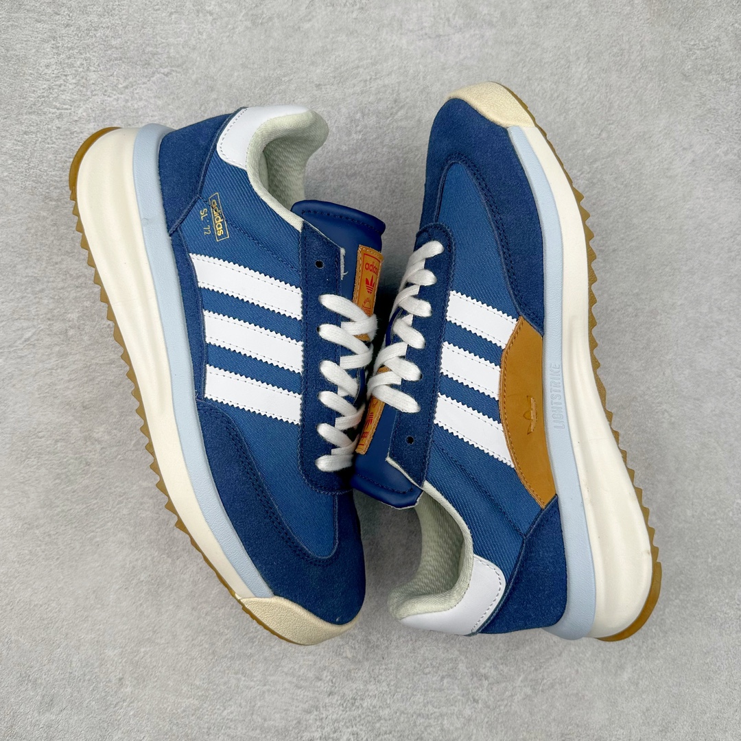 图片[3]-AD SL72 RS系列德训足球风百搭低帮休闲运动板鞋 阿迪达斯Originals推出复古「T头鞋」造型的SL72鞋款复刻，有男女两款可选。男生款为SL72RS，鞋型挺立饱满，鞋底增加高度，采用麂皮与布面制作，符合复古氛围；女生款为SL72OGW，致敬经典款式，鞋身纤细，还原70年代设计，以绿色呈现，点缀金色细节。多款配色可选。「T 头鞋」这两年有多火大家见到了吧？明星、穿搭博主几乎人手一双，凭借复古味的外观，以及亲民的价格，同样成为了不少球鞋玩家日常上脚首选。近日 adidas Originals 将有「T 头鞋」造型的诞生于 1972 年的 SL72 鞋款复刻带回，各位买鞋又有新选择了。1972 年 SL72 问世后，引领了后来阿迪达斯的跑鞋发展方向，其中「SL」代表了 Super Light，彰显了产品轻便的特性。1972 年 SL72 问世后，引领了后来阿迪达斯的跑鞋发展方向，其中「SL」代表了 Super Light，彰显了产品轻便的特性。这次 adidas Originals 延续其轻质经典的基因，带来男女两款 SL72。男生款带来 SL72 RS 鞋型，RS 意为 Reshaped（重塑），鞋款在保留了经典的外观基础上，在尼龙材质里增加了填充物，使鞋型更加挺立和饱满，鞋头则更加圆润，鞋底的 EVA 材质则增加了鞋款的高度。女生款则带来 SL72 OG W 鞋型，OG 顾名思义则是致敬经典款式，相较于 RS（Reshaped）鞋款，鞋身更加纤细，其整体鞋身轮廓、线条、细节、材质上尊崇 70 年代 SL72 的设计，还原经典味道。尺码：36 36⅔ 37⅓ 38 38⅔ 39⅓ 40 40⅔ 41⅓ 42 42⅔ 43⅓ 44 44⅔ 45-选品中心