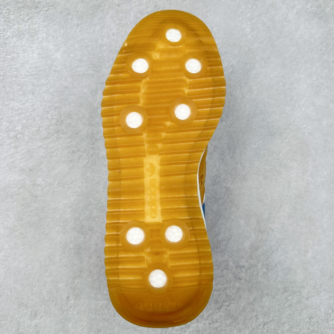 图片[9]-AD SL72 RS系列德训足球风百搭低帮休闲运动板鞋 阿迪达斯Originals推出复古「T头鞋」造型的SL72鞋款复刻，有男女两款可选。男生款为SL72RS，鞋型挺立饱满，鞋底增加高度，采用麂皮与布面制作，符合复古氛围；女生款为SL72OGW，致敬经典款式，鞋身纤细，还原70年代设计，以绿色呈现，点缀金色细节。多款配色可选。「T 头鞋」这两年有多火大家见到了吧？明星、穿搭博主几乎人手一双，凭借复古味的外观，以及亲民的价格，同样成为了不少球鞋玩家日常上脚首选。近日 adidas Originals 将有「T 头鞋」造型的诞生于 1972 年的 SL72 鞋款复刻带回，各位买鞋又有新选择了。1972 年 SL72 问世后，引领了后来阿迪达斯的跑鞋发展方向，其中「SL」代表了 Super Light，彰显了产品轻便的特性。1972 年 SL72 问世后，引领了后来阿迪达斯的跑鞋发展方向，其中「SL」代表了 Super Light，彰显了产品轻便的特性。这次 adidas Originals 延续其轻质经典的基因，带来男女两款 SL72。男生款带来 SL72 RS 鞋型，RS 意为 Reshaped（重塑），鞋款在保留了经典的外观基础上，在尼龙材质里增加了填充物，使鞋型更加挺立和饱满，鞋头则更加圆润，鞋底的 EVA 材质则增加了鞋款的高度。女生款则带来 SL72 OG W 鞋型，OG 顾名思义则是致敬经典款式，相较于 RS（Reshaped）鞋款，鞋身更加纤细，其整体鞋身轮廓、线条、细节、材质上尊崇 70 年代 SL72 的设计，还原经典味道。尺码：36 36⅔ 37⅓ 38 38⅔ 39⅓ 40 40⅔ 41⅓ 42 42⅔ 43⅓ 44 44⅔ 45-选品中心