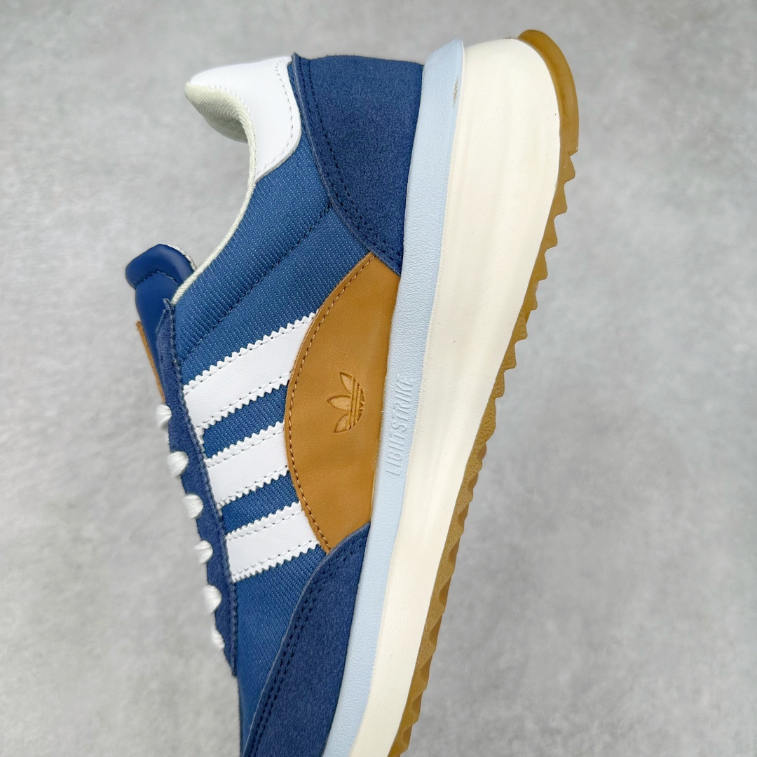 图片[7]-AD SL72 RS系列德训足球风百搭低帮休闲运动板鞋 阿迪达斯Originals推出复古「T头鞋」造型的SL72鞋款复刻，有男女两款可选。男生款为SL72RS，鞋型挺立饱满，鞋底增加高度，采用麂皮与布面制作，符合复古氛围；女生款为SL72OGW，致敬经典款式，鞋身纤细，还原70年代设计，以绿色呈现，点缀金色细节。多款配色可选。「T 头鞋」这两年有多火大家见到了吧？明星、穿搭博主几乎人手一双，凭借复古味的外观，以及亲民的价格，同样成为了不少球鞋玩家日常上脚首选。近日 adidas Originals 将有「T 头鞋」造型的诞生于 1972 年的 SL72 鞋款复刻带回，各位买鞋又有新选择了。1972 年 SL72 问世后，引领了后来阿迪达斯的跑鞋发展方向，其中「SL」代表了 Super Light，彰显了产品轻便的特性。1972 年 SL72 问世后，引领了后来阿迪达斯的跑鞋发展方向，其中「SL」代表了 Super Light，彰显了产品轻便的特性。这次 adidas Originals 延续其轻质经典的基因，带来男女两款 SL72。男生款带来 SL72 RS 鞋型，RS 意为 Reshaped（重塑），鞋款在保留了经典的外观基础上，在尼龙材质里增加了填充物，使鞋型更加挺立和饱满，鞋头则更加圆润，鞋底的 EVA 材质则增加了鞋款的高度。女生款则带来 SL72 OG W 鞋型，OG 顾名思义则是致敬经典款式，相较于 RS（Reshaped）鞋款，鞋身更加纤细，其整体鞋身轮廓、线条、细节、材质上尊崇 70 年代 SL72 的设计，还原经典味道。尺码：36 36⅔ 37⅓ 38 38⅔ 39⅓ 40 40⅔ 41⅓ 42 42⅔ 43⅓ 44 44⅔ 45-选品中心