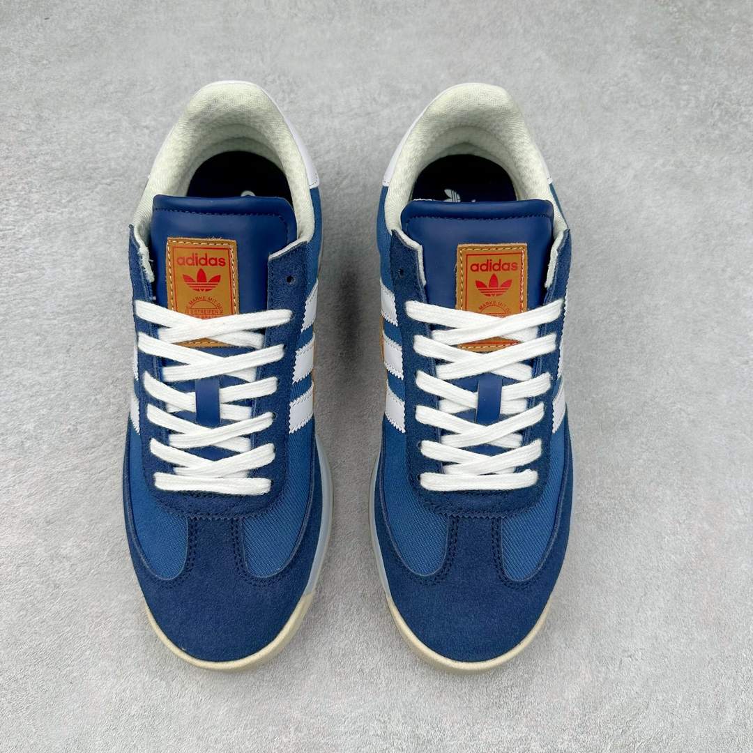 图片[2]-AD SL72 RS系列德训足球风百搭低帮休闲运动板鞋 阿迪达斯Originals推出复古「T头鞋」造型的SL72鞋款复刻，有男女两款可选。男生款为SL72RS，鞋型挺立饱满，鞋底增加高度，采用麂皮与布面制作，符合复古氛围；女生款为SL72OGW，致敬经典款式，鞋身纤细，还原70年代设计，以绿色呈现，点缀金色细节。多款配色可选。「T 头鞋」这两年有多火大家见到了吧？明星、穿搭博主几乎人手一双，凭借复古味的外观，以及亲民的价格，同样成为了不少球鞋玩家日常上脚首选。近日 adidas Originals 将有「T 头鞋」造型的诞生于 1972 年的 SL72 鞋款复刻带回，各位买鞋又有新选择了。1972 年 SL72 问世后，引领了后来阿迪达斯的跑鞋发展方向，其中「SL」代表了 Super Light，彰显了产品轻便的特性。1972 年 SL72 问世后，引领了后来阿迪达斯的跑鞋发展方向，其中「SL」代表了 Super Light，彰显了产品轻便的特性。这次 adidas Originals 延续其轻质经典的基因，带来男女两款 SL72。男生款带来 SL72 RS 鞋型，RS 意为 Reshaped（重塑），鞋款在保留了经典的外观基础上，在尼龙材质里增加了填充物，使鞋型更加挺立和饱满，鞋头则更加圆润，鞋底的 EVA 材质则增加了鞋款的高度。女生款则带来 SL72 OG W 鞋型，OG 顾名思义则是致敬经典款式，相较于 RS（Reshaped）鞋款，鞋身更加纤细，其整体鞋身轮廓、线条、细节、材质上尊崇 70 年代 SL72 的设计，还原经典味道。尺码：36 36⅔ 37⅓ 38 38⅔ 39⅓ 40 40⅔ 41⅓ 42 42⅔ 43⅓ 44 44⅔ 45-选品中心