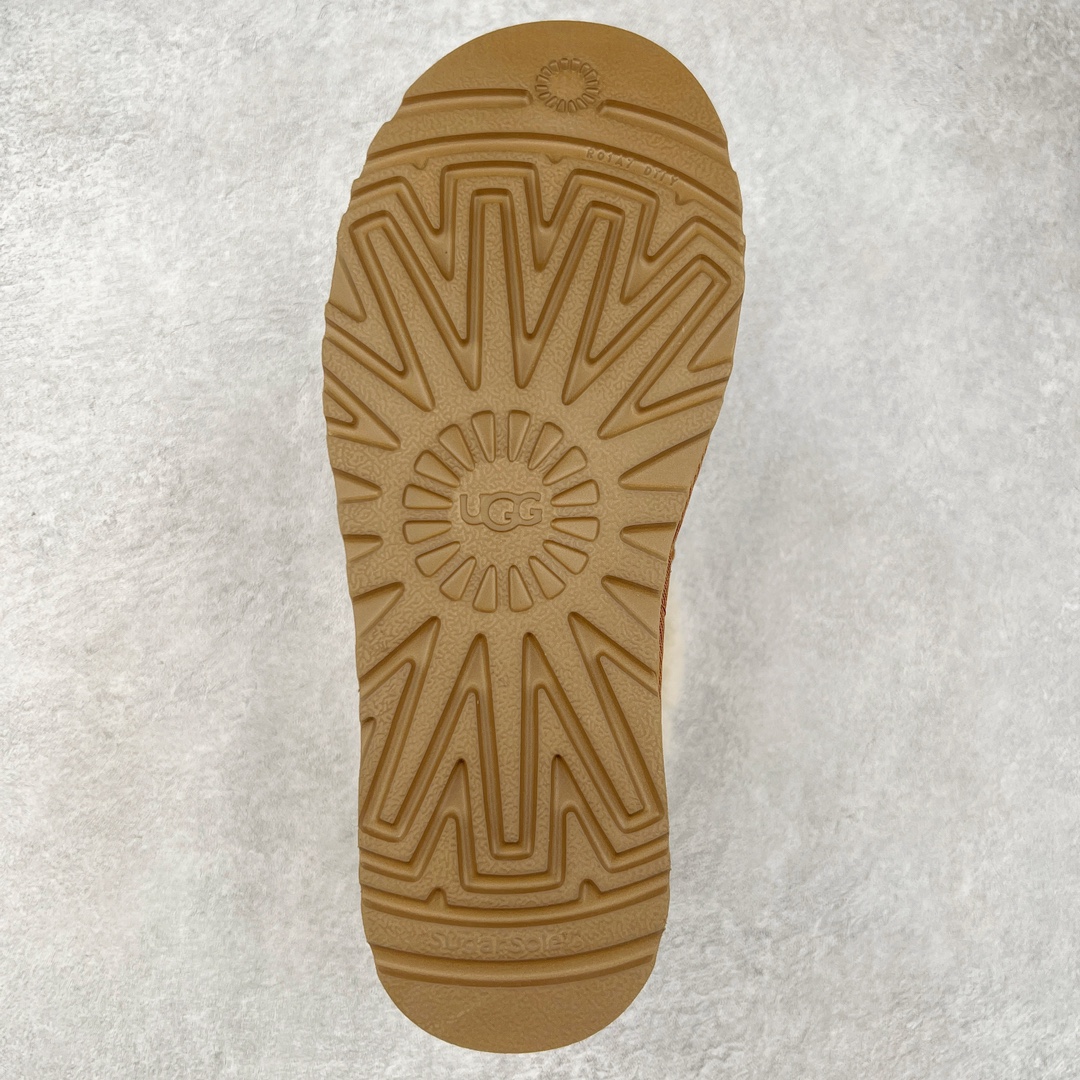 图片[9]-＃K版 UGG 8251经典秋冬羊皮毛一体雪地靴 私人订单价格匠心定位 桑坡八年大厂直供 拒绝高利润 区别杀猪版本 隆丰A级澳洲进口羊皮毛一体 完全遵循ZP工艺流程 代工厂原厂版师 秉承无原鞋不开发选择 注重每一处细节 市面最正版型 TREADLITE\\\”轻翼\\\”科技外底 轻便/耐用/柔韧/桩型【售后郑重承诺】一个月内若出现重大脱胶/断底等质量问题 直接为您换新 翻毛皮鞋面 细腻亲肤再生聚酯纤维滚边 舒适易打理 保暖性佳 UGG plush™ 里衬和内底 茸软亲肤 舒适暖足 经典鞋型搭配轻盈厚底 稳稳拿捏秋冬出街时髦造型 Treadlite by UGG 轻翼大底 轻盈缓震 为双足减负 舒适轻便 助你轻松畅玩整天 尺码：35 36 37 38 39 40-选品中心