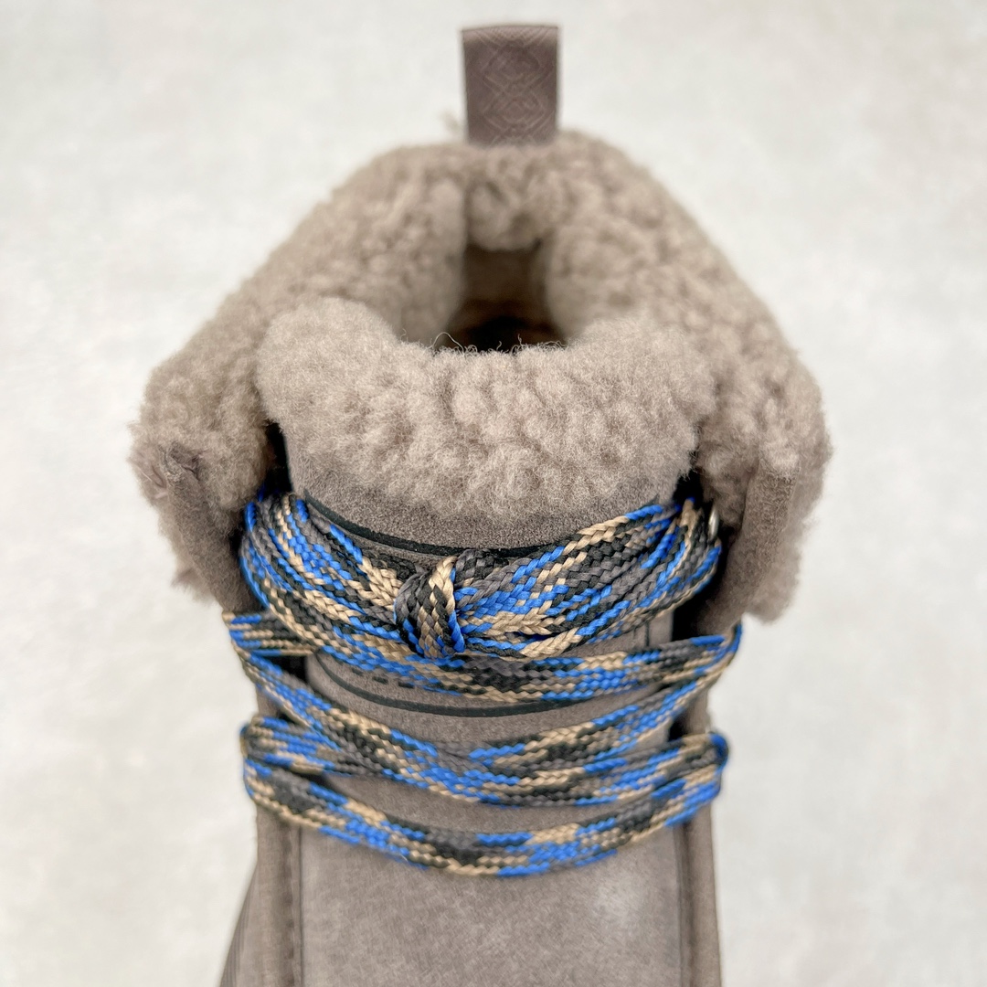 图片[5]-＃K版 UGG 3954经典秋冬羊皮毛一体雪地靴 私人订单价格匠心定位 桑坡八年大厂直供 拒绝高利润 区别杀猪版本 隆丰A级澳洲进口羊皮毛一体 完全遵循ZP工艺流程 代工厂原厂版师 秉承无原鞋不开发选择 注重每一处细节 市面最正版型 TREADLITE\\\”轻翼\\\”科技外底 轻便/耐用/柔韧/桩型【售后郑重承诺】一个月内若出现重大脱胶/断底等质量问题 直接为您换新 翻毛皮鞋面 细腻亲肤再生聚酯纤维滚边 舒适易打理 保暖性佳 UGG plush™ 里衬和内底 茸软亲肤 舒适暖足 经典鞋型搭配轻盈厚底 稳稳拿捏秋冬出街时髦造型 Treadlite by UGG 轻翼大底 轻盈缓震 为双足减负 舒适轻便 助你轻松畅玩整天 尺码：35 36 37 38 39 40-选品中心