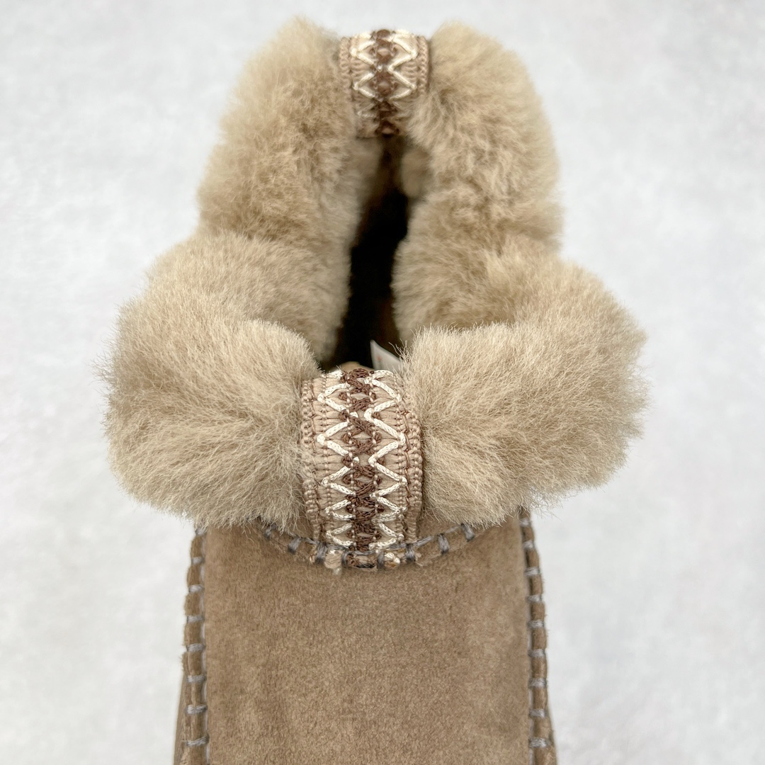 图片[5]-＃K版 UGG 8224经典秋冬羊皮毛一体雪地靴 私人订单价格匠心定位 桑坡八年大厂直供 拒绝高利润 区别杀猪版本 隆丰A级澳洲进口羊皮毛一体 完全遵循ZP工艺流程 代工厂原厂版师 秉承无原鞋不开发选择 注重每一处细节 市面最正版型 TREADLITE\\\”轻翼\\\”科技外底 轻便/耐用/柔韧/桩型【售后郑重承诺】一个月内若出现重大脱胶/断底等质量问题 直接为您换新 翻毛皮鞋面 细腻亲肤再生聚酯纤维滚边 舒适易打理 保暖性佳 UGG plush™ 里衬和内底 茸软亲肤 舒适暖足 经典鞋型搭配轻盈厚底 稳稳拿捏秋冬出街时髦造型 Treadlite by UGG 轻翼大底 轻盈缓震 为双足减负 舒适轻便 助你轻松畅玩整天 尺码：35 36 37 38 39 40-选品中心