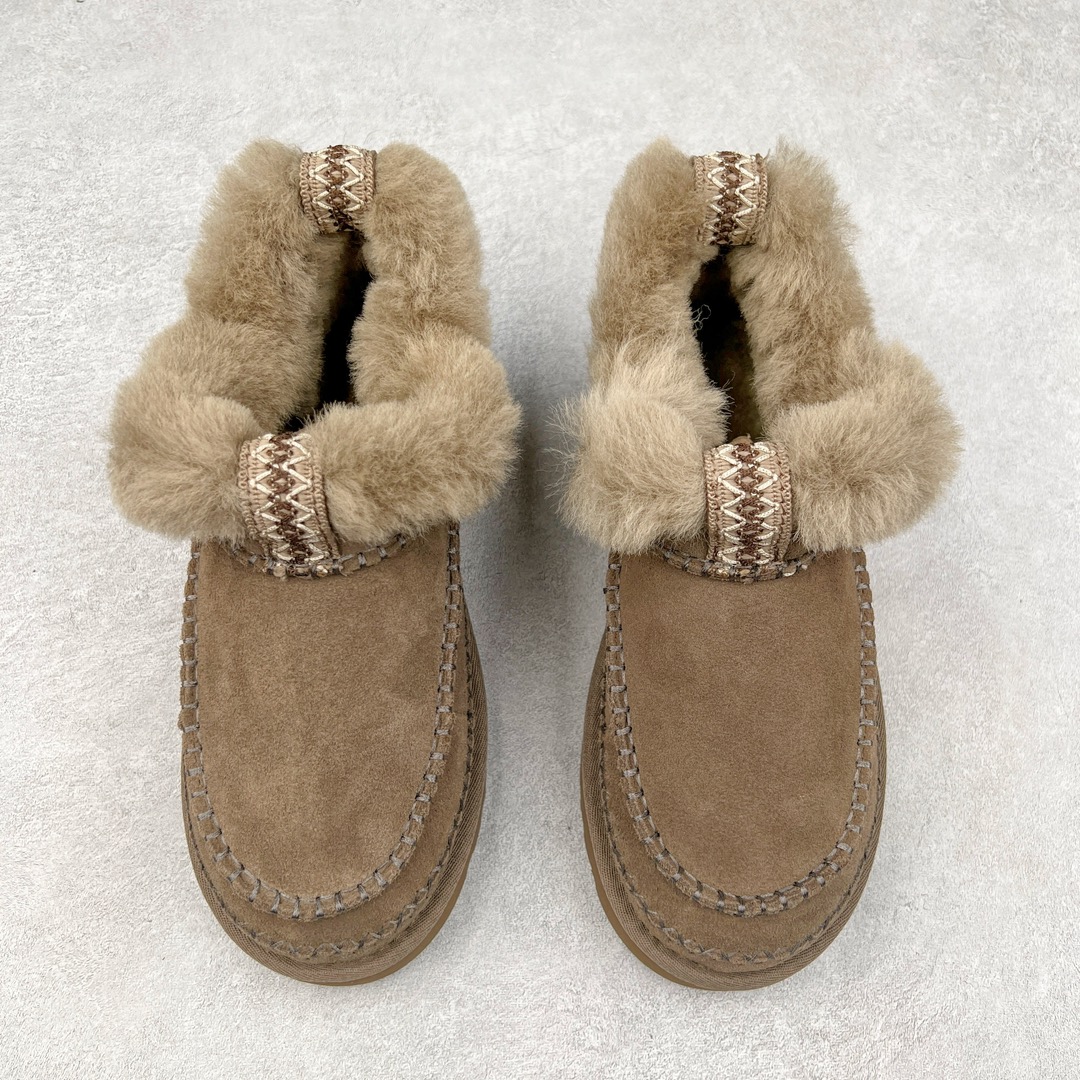 图片[2]-＃K版 UGG 8224经典秋冬羊皮毛一体雪地靴 私人订单价格匠心定位 桑坡八年大厂直供 拒绝高利润 区别杀猪版本 隆丰A级澳洲进口羊皮毛一体 完全遵循ZP工艺流程 代工厂原厂版师 秉承无原鞋不开发选择 注重每一处细节 市面最正版型 TREADLITE\\\”轻翼\\\”科技外底 轻便/耐用/柔韧/桩型【售后郑重承诺】一个月内若出现重大脱胶/断底等质量问题 直接为您换新 翻毛皮鞋面 细腻亲肤再生聚酯纤维滚边 舒适易打理 保暖性佳 UGG plush™ 里衬和内底 茸软亲肤 舒适暖足 经典鞋型搭配轻盈厚底 稳稳拿捏秋冬出街时髦造型 Treadlite by UGG 轻翼大底 轻盈缓震 为双足减负 舒适轻便 助你轻松畅玩整天 尺码：35 36 37 38 39 40-选品中心