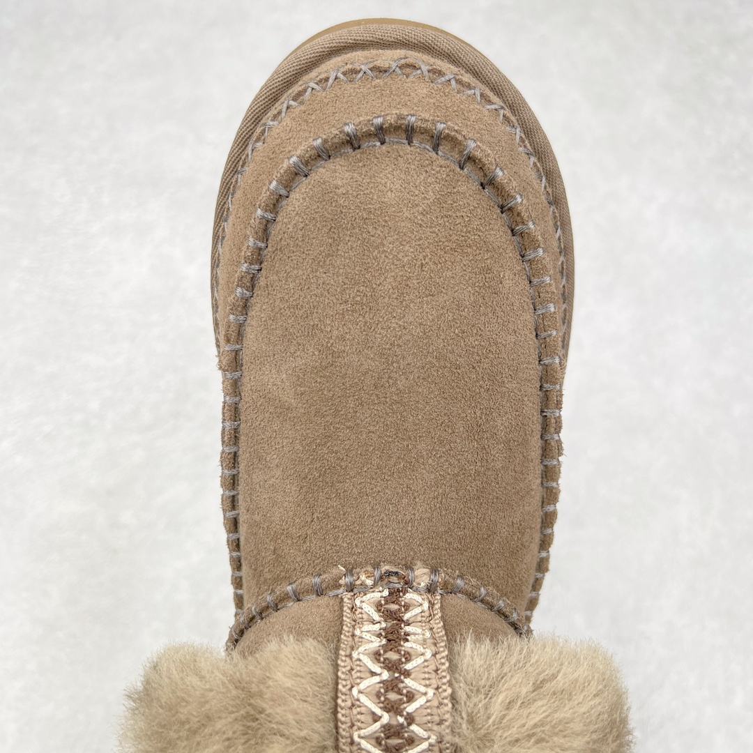 图片[4]-＃K版 UGG 8224经典秋冬羊皮毛一体雪地靴 私人订单价格匠心定位 桑坡八年大厂直供 拒绝高利润 区别杀猪版本 隆丰A级澳洲进口羊皮毛一体 完全遵循ZP工艺流程 代工厂原厂版师 秉承无原鞋不开发选择 注重每一处细节 市面最正版型 TREADLITE\\\”轻翼\\\”科技外底 轻便/耐用/柔韧/桩型【售后郑重承诺】一个月内若出现重大脱胶/断底等质量问题 直接为您换新 翻毛皮鞋面 细腻亲肤再生聚酯纤维滚边 舒适易打理 保暖性佳 UGG plush™ 里衬和内底 茸软亲肤 舒适暖足 经典鞋型搭配轻盈厚底 稳稳拿捏秋冬出街时髦造型 Treadlite by UGG 轻翼大底 轻盈缓震 为双足减负 舒适轻便 助你轻松畅玩整天 尺码：35 36 37 38 39 40-选品中心