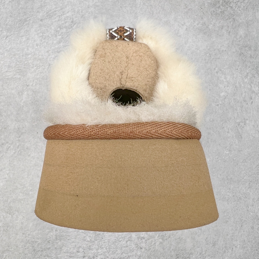 图片[8]-＃K版 UGG 8260经典秋冬羊皮毛一体雪地靴 私人订单价格匠心定位 桑坡八年大厂直供 拒绝高利润 区别杀猪版本 隆丰A级澳洲进口羊皮毛一体 完全遵循ZP工艺流程 代工厂原厂版师 秉承无原鞋不开发选择 注重每一处细节 市面最正版型 TREADLITE\\\”轻翼\\\”科技外底 轻便/耐用/柔韧/桩型【售后郑重承诺】一个月内若出现重大脱胶/断底等质量问题 直接为您换新 翻毛皮鞋面 细腻亲肤再生聚酯纤维滚边 舒适易打理 保暖性佳 UGG plush™ 里衬和内底 茸软亲肤 舒适暖足 经典鞋型搭配轻盈厚底 稳稳拿捏秋冬出街时髦造型 Treadlite by UGG 轻翼大底 轻盈缓震 为双足减负 舒适轻便 助你轻松畅玩整天 尺码：35 36 37 38 39 40-选品中心