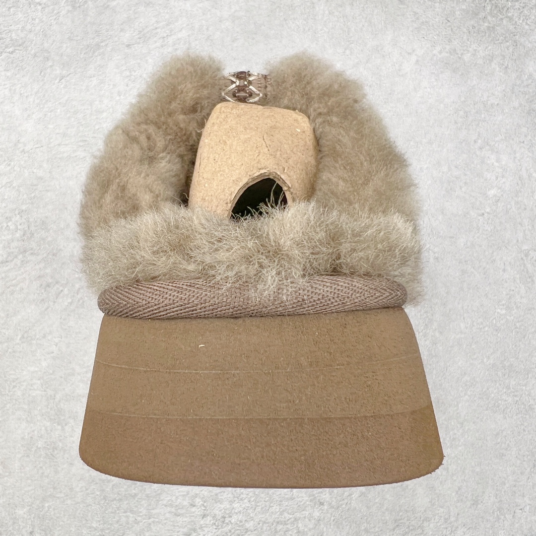 图片[8]-＃K版 UGG 8260经典秋冬羊皮毛一体雪地靴 私人订单价格匠心定位 桑坡八年大厂直供 拒绝高利润 区别杀猪版本 隆丰A级澳洲进口羊皮毛一体 完全遵循ZP工艺流程 代工厂原厂版师 秉承无原鞋不开发选择 注重每一处细节 市面最正版型 TREADLITE\\\”轻翼\\\”科技外底 轻便/耐用/柔韧/桩型【售后郑重承诺】一个月内若出现重大脱胶/断底等质量问题 直接为您换新 翻毛皮鞋面 细腻亲肤再生聚酯纤维滚边 舒适易打理 保暖性佳 UGG plush™ 里衬和内底 茸软亲肤 舒适暖足 经典鞋型搭配轻盈厚底 稳稳拿捏秋冬出街时髦造型 Treadlite by UGG 轻翼大底 轻盈缓震 为双足减负 舒适轻便 助你轻松畅玩整天 尺码：35 36 37 38 39 40-选品中心