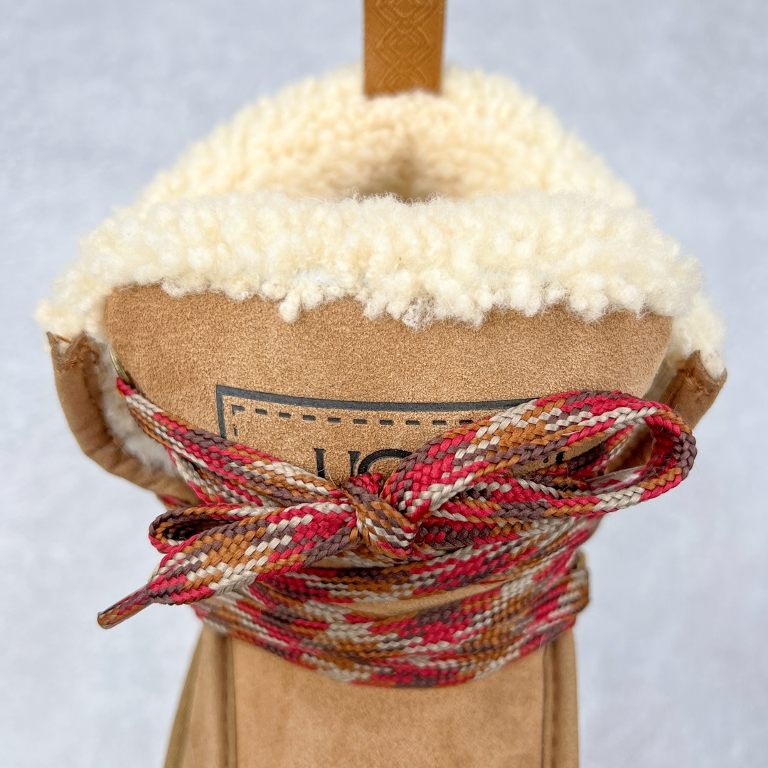 图片[5]-＃K版 UGG 3954经典秋冬羊皮毛一体雪地靴 私人订单价格匠心定位 桑坡八年大厂直供 拒绝高利润 区别杀猪版本 隆丰A级澳洲进口羊皮毛一体 完全遵循ZP工艺流程 代工厂原厂版师 秉承无原鞋不开发选择 注重每一处细节 市面最正版型 TREADLITE\\\”轻翼\\\”科技外底 轻便/耐用/柔韧/桩型【售后郑重承诺】一个月内若出现重大脱胶/断底等质量问题 直接为您换新 翻毛皮鞋面 细腻亲肤再生聚酯纤维滚边 舒适易打理 保暖性佳 UGG plush™ 里衬和内底 茸软亲肤 舒适暖足 经典鞋型搭配轻盈厚底 稳稳拿捏秋冬出街时髦造型 Treadlite by UGG 轻翼大底 轻盈缓震 为双足减负 舒适轻便 助你轻松畅玩整天 尺码：35 36 37 38 39 40-选品中心