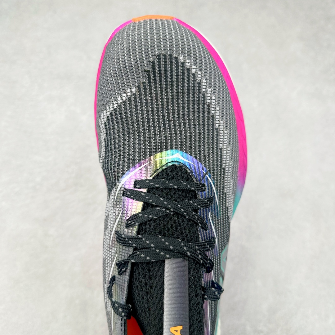 图片[4]-Hoka One One Cielo X 1 Low 天空X1代系列低帮厚底轻量休闲运动慢跑鞋 无论某家鞋厂新品一旦发售，在这之前都会会迎来多方面宣传推荐，近期HOKA推出了一款针对于精英跑者穿着的竞速跑鞋CIELO X1，却反其道而行之发起了跑者劝退挑战。何言劝退？简单来说，就是你没有一定的跑步能力与它适配，不要穿它！HOKA称 CIELO X1 是迄今为止路跑产品矩阵中能量反馈“最”强的新一代竞速跑鞋，以厚底缓震为制鞋核心，致力于助推精英跑者不断超越迈向速度巅峰，HOKA希望跑者能够安全开跑，跑得更稳、更远、更长久。HOKA CIELO X1 的命名来源，Cielo 在西班牙语中意为“天空”，X指的是带有碳纤维板的鞋子，你可以这么理解：这是一款能够带你快到飞起的竞速碳板跑鞋。外观整合HOKA 顶尖碳板技术、中底泡棉科技和几何学，设计符合自然步态的不对称鞋面和鞋底结构，专为精英跑者打造。以工程针织鞋面为基底，炫彩织纹和亮面薄膜更显未来科技感；不对称针织鞋舌设计搭配双空穿带设计的再生聚酯鞋带，可更好包裹双脚，穿脱更能一体化。后跟内侧设置加厚泡棉，整体楦型包覆贴合，不用担心磨脚后跟的问题同时也能更好地强化足跟杯稳定度。中底使用双层超临界PEBA泡棉，脚感更显软弹，内嵌HOKA全新翼状碳纤维板，让跑者在奔跑的同时就像踩在棉花一般柔软但因为强劲碳板的作用又能很快的跳起来，实现高效的动能回收。尺码：36 36.5 37.5 38 38.5 39 40 40.5 41 42 42.5 43 44 44.5 45-选品中心