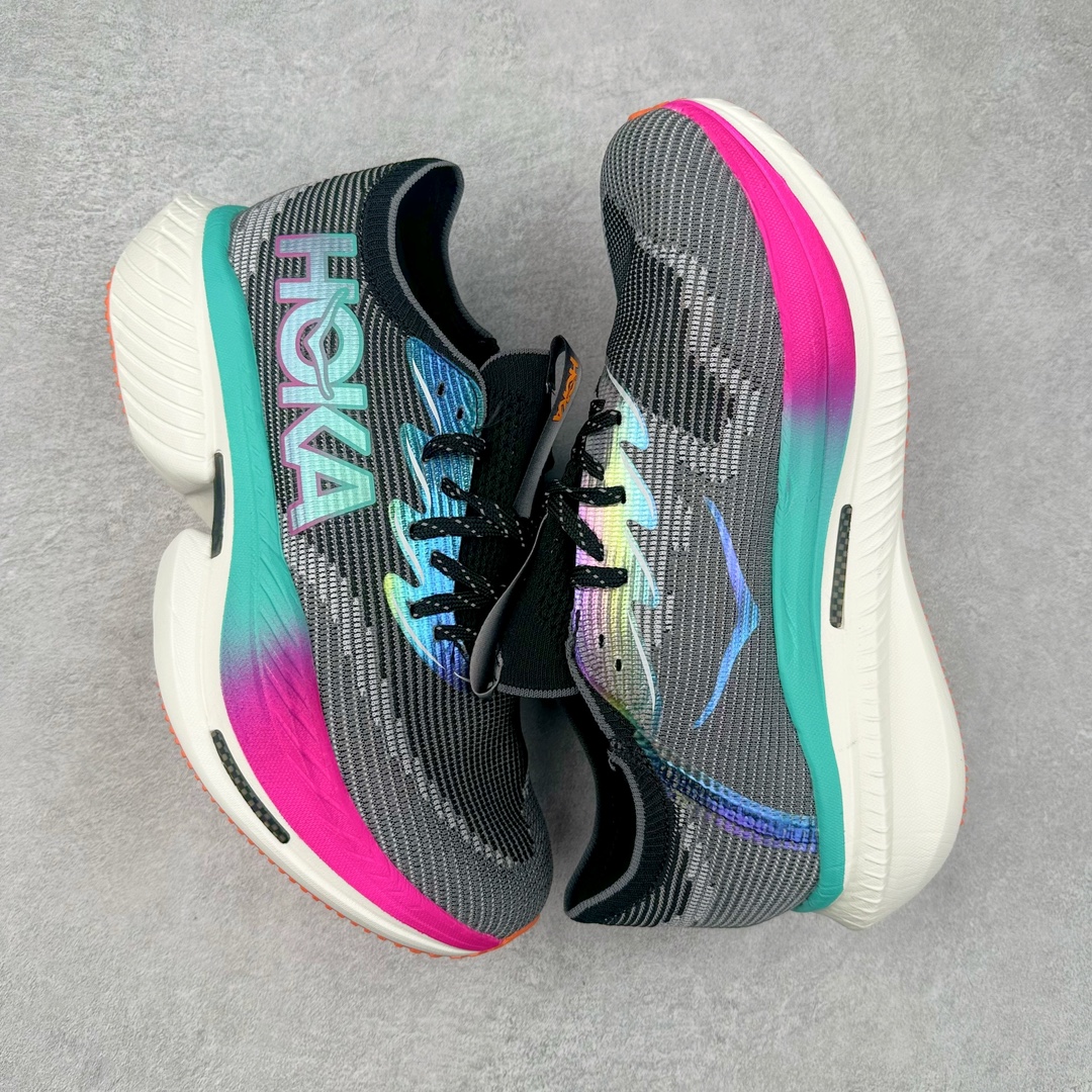 图片[3]-Hoka One One Cielo X 1 Low 天空X1代系列低帮厚底轻量休闲运动慢跑鞋 无论某家鞋厂新品一旦发售，在这之前都会会迎来多方面宣传推荐，近期HOKA推出了一款针对于精英跑者穿着的竞速跑鞋CIELO X1，却反其道而行之发起了跑者劝退挑战。何言劝退？简单来说，就是你没有一定的跑步能力与它适配，不要穿它！HOKA称 CIELO X1 是迄今为止路跑产品矩阵中能量反馈“最”强的新一代竞速跑鞋，以厚底缓震为制鞋核心，致力于助推精英跑者不断超越迈向速度巅峰，HOKA希望跑者能够安全开跑，跑得更稳、更远、更长久。HOKA CIELO X1 的命名来源，Cielo 在西班牙语中意为“天空”，X指的是带有碳纤维板的鞋子，你可以这么理解：这是一款能够带你快到飞起的竞速碳板跑鞋。外观整合HOKA 顶尖碳板技术、中底泡棉科技和几何学，设计符合自然步态的不对称鞋面和鞋底结构，专为精英跑者打造。以工程针织鞋面为基底，炫彩织纹和亮面薄膜更显未来科技感；不对称针织鞋舌设计搭配双空穿带设计的再生聚酯鞋带，可更好包裹双脚，穿脱更能一体化。后跟内侧设置加厚泡棉，整体楦型包覆贴合，不用担心磨脚后跟的问题同时也能更好地强化足跟杯稳定度。中底使用双层超临界PEBA泡棉，脚感更显软弹，内嵌HOKA全新翼状碳纤维板，让跑者在奔跑的同时就像踩在棉花一般柔软但因为强劲碳板的作用又能很快的跳起来，实现高效的动能回收。尺码：36 36.5 37.5 38 38.5 39 40 40.5 41 42 42.5 43 44 44.5 45-选品中心