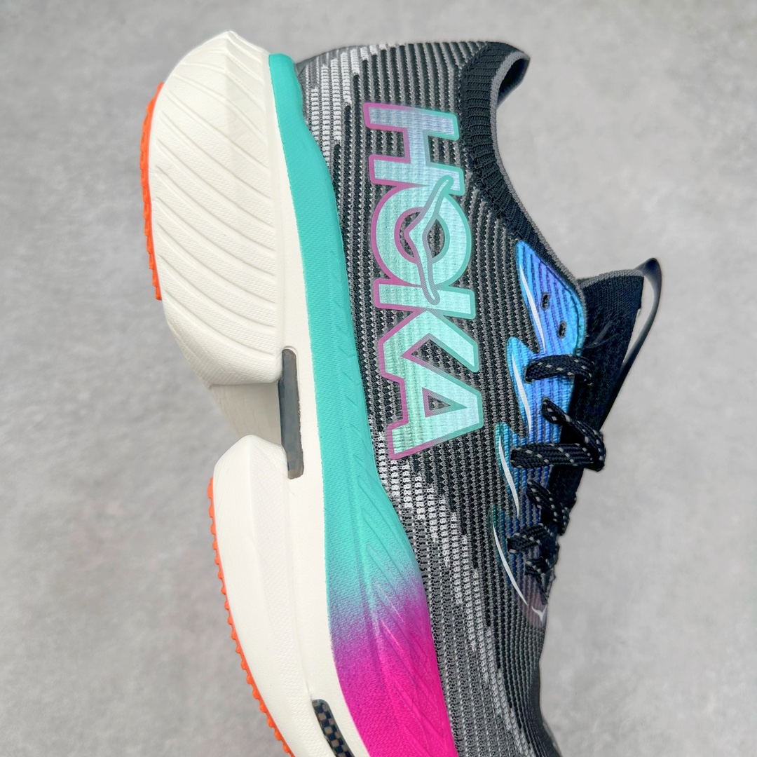 图片[6]-Hoka One One Cielo X 1 Low 天空X1代系列低帮厚底轻量休闲运动慢跑鞋 无论某家鞋厂新品一旦发售，在这之前都会会迎来多方面宣传推荐，近期HOKA推出了一款针对于精英跑者穿着的竞速跑鞋CIELO X1，却反其道而行之发起了跑者劝退挑战。何言劝退？简单来说，就是你没有一定的跑步能力与它适配，不要穿它！HOKA称 CIELO X1 是迄今为止路跑产品矩阵中能量反馈“最”强的新一代竞速跑鞋，以厚底缓震为制鞋核心，致力于助推精英跑者不断超越迈向速度巅峰，HOKA希望跑者能够安全开跑，跑得更稳、更远、更长久。HOKA CIELO X1 的命名来源，Cielo 在西班牙语中意为“天空”，X指的是带有碳纤维板的鞋子，你可以这么理解：这是一款能够带你快到飞起的竞速碳板跑鞋。外观整合HOKA 顶尖碳板技术、中底泡棉科技和几何学，设计符合自然步态的不对称鞋面和鞋底结构，专为精英跑者打造。以工程针织鞋面为基底，炫彩织纹和亮面薄膜更显未来科技感；不对称针织鞋舌设计搭配双空穿带设计的再生聚酯鞋带，可更好包裹双脚，穿脱更能一体化。后跟内侧设置加厚泡棉，整体楦型包覆贴合，不用担心磨脚后跟的问题同时也能更好地强化足跟杯稳定度。中底使用双层超临界PEBA泡棉，脚感更显软弹，内嵌HOKA全新翼状碳纤维板，让跑者在奔跑的同时就像踩在棉花一般柔软但因为强劲碳板的作用又能很快的跳起来，实现高效的动能回收。尺码：36 36.5 37.5 38 38.5 39 40 40.5 41 42 42.5 43 44 44.5 45-选品中心