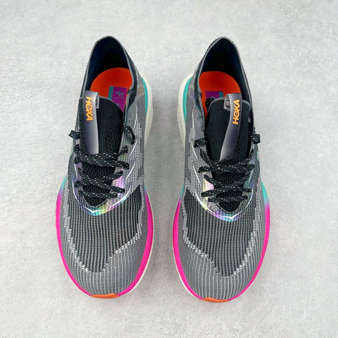 图片[2]-Hoka One One Cielo X 1 Low 天空X1代系列低帮厚底轻量休闲运动慢跑鞋 无论某家鞋厂新品一旦发售，在这之前都会会迎来多方面宣传推荐，近期HOKA推出了一款针对于精英跑者穿着的竞速跑鞋CIELO X1，却反其道而行之发起了跑者劝退挑战。何言劝退？简单来说，就是你没有一定的跑步能力与它适配，不要穿它！HOKA称 CIELO X1 是迄今为止路跑产品矩阵中能量反馈“最”强的新一代竞速跑鞋，以厚底缓震为制鞋核心，致力于助推精英跑者不断超越迈向速度巅峰，HOKA希望跑者能够安全开跑，跑得更稳、更远、更长久。HOKA CIELO X1 的命名来源，Cielo 在西班牙语中意为“天空”，X指的是带有碳纤维板的鞋子，你可以这么理解：这是一款能够带你快到飞起的竞速碳板跑鞋。外观整合HOKA 顶尖碳板技术、中底泡棉科技和几何学，设计符合自然步态的不对称鞋面和鞋底结构，专为精英跑者打造。以工程针织鞋面为基底，炫彩织纹和亮面薄膜更显未来科技感；不对称针织鞋舌设计搭配双空穿带设计的再生聚酯鞋带，可更好包裹双脚，穿脱更能一体化。后跟内侧设置加厚泡棉，整体楦型包覆贴合，不用担心磨脚后跟的问题同时也能更好地强化足跟杯稳定度。中底使用双层超临界PEBA泡棉，脚感更显软弹，内嵌HOKA全新翼状碳纤维板，让跑者在奔跑的同时就像踩在棉花一般柔软但因为强劲碳板的作用又能很快的跳起来，实现高效的动能回收。尺码：36 36.5 37.5 38 38.5 39 40 40.5 41 42 42.5 43 44 44.5 45-选品中心