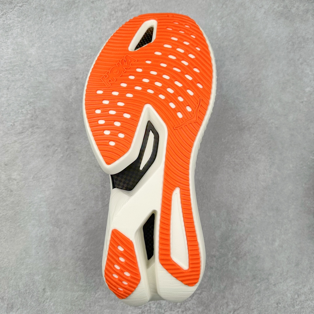图片[9]-Hoka One One Cielo X 1 Low 天空X1代系列低帮厚底轻量休闲运动慢跑鞋 无论某家鞋厂新品一旦发售，在这之前都会会迎来多方面宣传推荐，近期HOKA推出了一款针对于精英跑者穿着的竞速跑鞋CIELO X1，却反其道而行之发起了跑者劝退挑战。何言劝退？简单来说，就是你没有一定的跑步能力与它适配，不要穿它！HOKA称 CIELO X1 是迄今为止路跑产品矩阵中能量反馈“最”强的新一代竞速跑鞋，以厚底缓震为制鞋核心，致力于助推精英跑者不断超越迈向速度巅峰，HOKA希望跑者能够安全开跑，跑得更稳、更远、更长久。HOKA CIELO X1 的命名来源，Cielo 在西班牙语中意为“天空”，X指的是带有碳纤维板的鞋子，你可以这么理解：这是一款能够带你快到飞起的竞速碳板跑鞋。外观整合HOKA 顶尖碳板技术、中底泡棉科技和几何学，设计符合自然步态的不对称鞋面和鞋底结构，专为精英跑者打造。以工程针织鞋面为基底，炫彩织纹和亮面薄膜更显未来科技感；不对称针织鞋舌设计搭配双空穿带设计的再生聚酯鞋带，可更好包裹双脚，穿脱更能一体化。后跟内侧设置加厚泡棉，整体楦型包覆贴合，不用担心磨脚后跟的问题同时也能更好地强化足跟杯稳定度。中底使用双层超临界PEBA泡棉，脚感更显软弹，内嵌HOKA全新翼状碳纤维板，让跑者在奔跑的同时就像踩在棉花一般柔软但因为强劲碳板的作用又能很快的跳起来，实现高效的动能回收。尺码：36 36.5 37.5 38 38.5 39 40 40.5 41 42 42.5 43 44 44.5 45-选品中心
