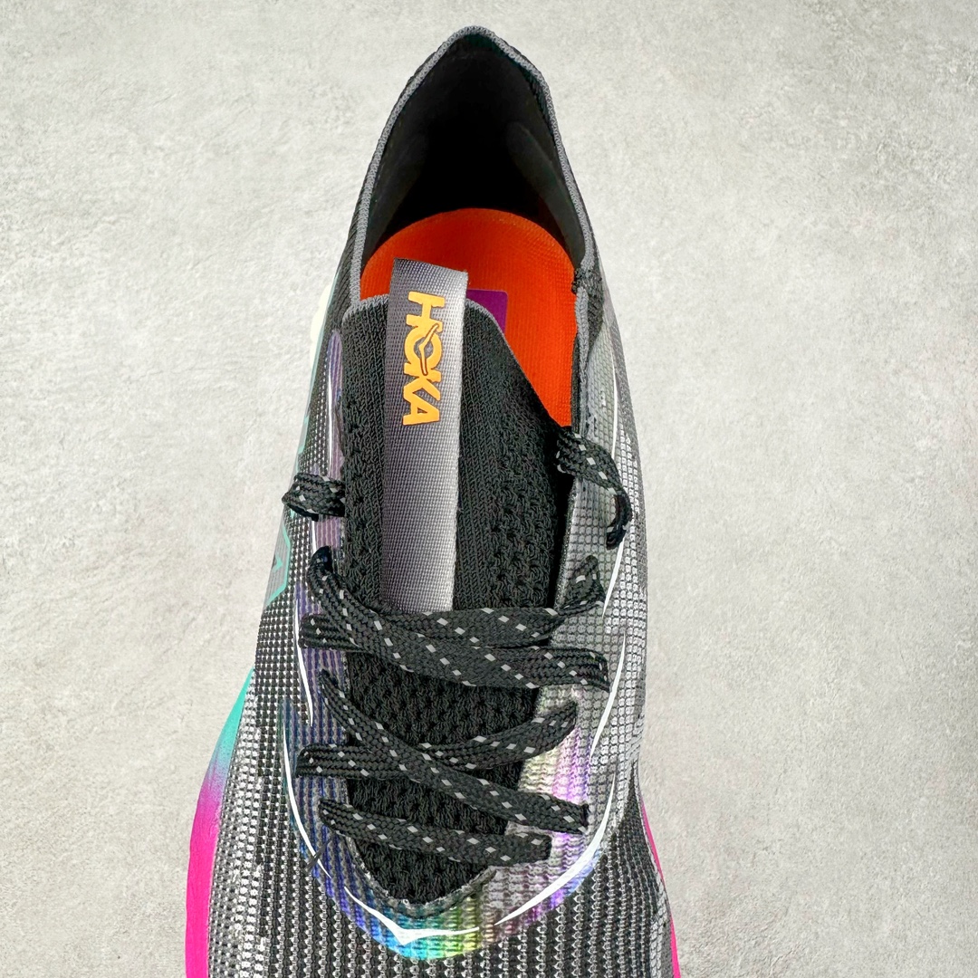 图片[5]-Hoka One One Cielo X 1 Low 天空X1代系列低帮厚底轻量休闲运动慢跑鞋 无论某家鞋厂新品一旦发售，在这之前都会会迎来多方面宣传推荐，近期HOKA推出了一款针对于精英跑者穿着的竞速跑鞋CIELO X1，却反其道而行之发起了跑者劝退挑战。何言劝退？简单来说，就是你没有一定的跑步能力与它适配，不要穿它！HOKA称 CIELO X1 是迄今为止路跑产品矩阵中能量反馈“最”强的新一代竞速跑鞋，以厚底缓震为制鞋核心，致力于助推精英跑者不断超越迈向速度巅峰，HOKA希望跑者能够安全开跑，跑得更稳、更远、更长久。HOKA CIELO X1 的命名来源，Cielo 在西班牙语中意为“天空”，X指的是带有碳纤维板的鞋子，你可以这么理解：这是一款能够带你快到飞起的竞速碳板跑鞋。外观整合HOKA 顶尖碳板技术、中底泡棉科技和几何学，设计符合自然步态的不对称鞋面和鞋底结构，专为精英跑者打造。以工程针织鞋面为基底，炫彩织纹和亮面薄膜更显未来科技感；不对称针织鞋舌设计搭配双空穿带设计的再生聚酯鞋带，可更好包裹双脚，穿脱更能一体化。后跟内侧设置加厚泡棉，整体楦型包覆贴合，不用担心磨脚后跟的问题同时也能更好地强化足跟杯稳定度。中底使用双层超临界PEBA泡棉，脚感更显软弹，内嵌HOKA全新翼状碳纤维板，让跑者在奔跑的同时就像踩在棉花一般柔软但因为强劲碳板的作用又能很快的跳起来，实现高效的动能回收。尺码：36 36.5 37.5 38 38.5 39 40 40.5 41 42 42.5 43 44 44.5 45-选品中心