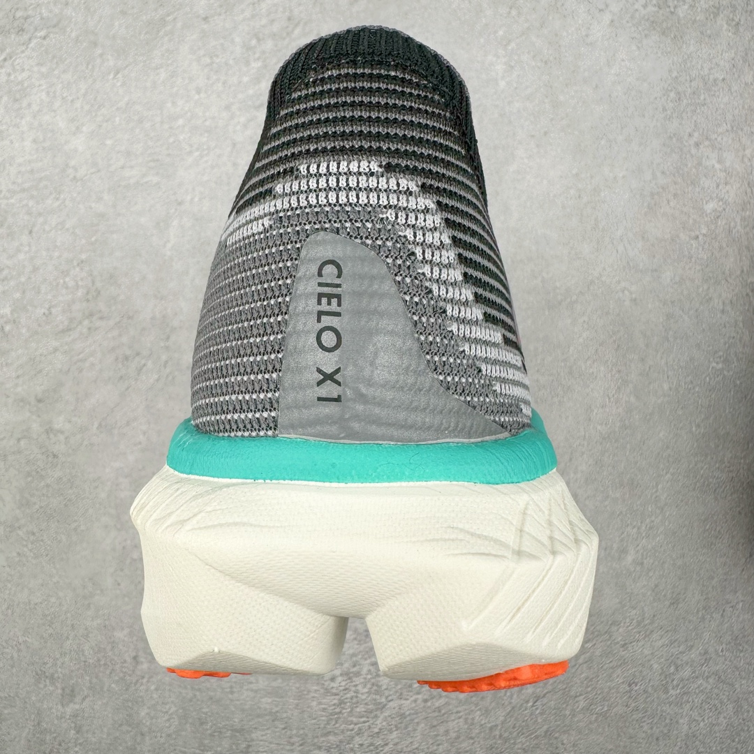 图片[8]-Hoka One One Cielo X 1 Low 天空X1代系列低帮厚底轻量休闲运动慢跑鞋 无论某家鞋厂新品一旦发售，在这之前都会会迎来多方面宣传推荐，近期HOKA推出了一款针对于精英跑者穿着的竞速跑鞋CIELO X1，却反其道而行之发起了跑者劝退挑战。何言劝退？简单来说，就是你没有一定的跑步能力与它适配，不要穿它！HOKA称 CIELO X1 是迄今为止路跑产品矩阵中能量反馈“最”强的新一代竞速跑鞋，以厚底缓震为制鞋核心，致力于助推精英跑者不断超越迈向速度巅峰，HOKA希望跑者能够安全开跑，跑得更稳、更远、更长久。HOKA CIELO X1 的命名来源，Cielo 在西班牙语中意为“天空”，X指的是带有碳纤维板的鞋子，你可以这么理解：这是一款能够带你快到飞起的竞速碳板跑鞋。外观整合HOKA 顶尖碳板技术、中底泡棉科技和几何学，设计符合自然步态的不对称鞋面和鞋底结构，专为精英跑者打造。以工程针织鞋面为基底，炫彩织纹和亮面薄膜更显未来科技感；不对称针织鞋舌设计搭配双空穿带设计的再生聚酯鞋带，可更好包裹双脚，穿脱更能一体化。后跟内侧设置加厚泡棉，整体楦型包覆贴合，不用担心磨脚后跟的问题同时也能更好地强化足跟杯稳定度。中底使用双层超临界PEBA泡棉，脚感更显软弹，内嵌HOKA全新翼状碳纤维板，让跑者在奔跑的同时就像踩在棉花一般柔软但因为强劲碳板的作用又能很快的跳起来，实现高效的动能回收。尺码：36 36.5 37.5 38 38.5 39 40 40.5 41 42 42.5 43 44 44.5 45-选品中心