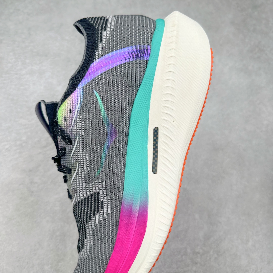 图片[7]-Hoka One One Cielo X 1 Low 天空X1代系列低帮厚底轻量休闲运动慢跑鞋 无论某家鞋厂新品一旦发售，在这之前都会会迎来多方面宣传推荐，近期HOKA推出了一款针对于精英跑者穿着的竞速跑鞋CIELO X1，却反其道而行之发起了跑者劝退挑战。何言劝退？简单来说，就是你没有一定的跑步能力与它适配，不要穿它！HOKA称 CIELO X1 是迄今为止路跑产品矩阵中能量反馈“最”强的新一代竞速跑鞋，以厚底缓震为制鞋核心，致力于助推精英跑者不断超越迈向速度巅峰，HOKA希望跑者能够安全开跑，跑得更稳、更远、更长久。HOKA CIELO X1 的命名来源，Cielo 在西班牙语中意为“天空”，X指的是带有碳纤维板的鞋子，你可以这么理解：这是一款能够带你快到飞起的竞速碳板跑鞋。外观整合HOKA 顶尖碳板技术、中底泡棉科技和几何学，设计符合自然步态的不对称鞋面和鞋底结构，专为精英跑者打造。以工程针织鞋面为基底，炫彩织纹和亮面薄膜更显未来科技感；不对称针织鞋舌设计搭配双空穿带设计的再生聚酯鞋带，可更好包裹双脚，穿脱更能一体化。后跟内侧设置加厚泡棉，整体楦型包覆贴合，不用担心磨脚后跟的问题同时也能更好地强化足跟杯稳定度。中底使用双层超临界PEBA泡棉，脚感更显软弹，内嵌HOKA全新翼状碳纤维板，让跑者在奔跑的同时就像踩在棉花一般柔软但因为强劲碳板的作用又能很快的跳起来，实现高效的动能回收。尺码：36 36.5 37.5 38 38.5 39 40 40.5 41 42 42.5 43 44 44.5 45-选品中心