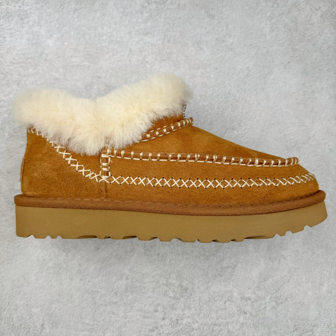 ＃K版 UGG 8224经典秋冬羊皮毛一体雪地靴 私人订单价格匠心定位 桑坡八年大厂直供 拒绝高利润 区别杀猪版本 隆丰A级澳洲进口羊皮毛一体 完全遵循ZP工艺流程 代工厂原厂版师 秉承无原鞋不开发选择 注重每一处细节 市面最正版型 TREADLITE\\\”轻翼\\\”科技外底 轻便/耐用/柔韧/桩型【售后郑重承诺】一个月内若出现重大脱胶/断底等质量问题 直接为您换新 翻毛皮鞋面 细腻亲肤再生聚酯纤维滚边 舒适易打理 保暖性佳 UGG plush™ 里衬和内底 茸软亲肤 舒适暖足 经典鞋型搭配轻盈厚底 稳稳拿捏秋冬出街时髦造型 Treadlite by UGG 轻翼大底 轻盈缓震 为双足减负 舒适轻便 助你轻松畅玩整天 尺码：35 36 37 38 39 40-选品中心
