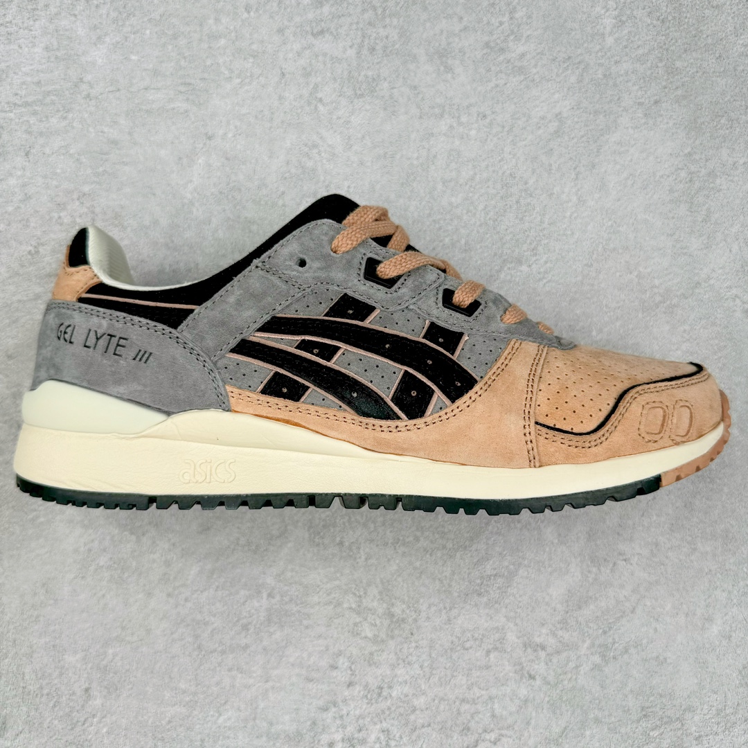 ＃纯原福利 Asics Gel-Lyte III 亚瑟士3代系列低帮经典复古休闲运动跑步鞋 伴随着复古跑鞋的再度盛行，让不少运动品牌都将自家经典鞋款重新带回，ASICS 亚瑟士这两年受到众多球鞋爱好者追捧。近期，ASICS 亚瑟士以自己经典的 GEL-LYTE III OG 为蓝本推出了两双全新配色。第一双选择了灰色、藏蓝色和蒂芙尼蓝色拼接呈现，随之妆点一抹粉色，使整双鞋低调又不失细节。材质选择了大面积麂皮与网眼面料打造，保证了质感与透气性兼备。最后以略微泛黄的中底收尾，完善整体设计。另一双以深浅不同的卡其色打造鞋身，缀以淡紫色丰富鞋身细节，想必第一双会更加适合女生上脚。用料与上一双完全相同，提供了优秀的质感。尺码：36 37 37.5 38 39 39.5 40 40.5 41.5 42 42.5 43.5 44 45-选品中心