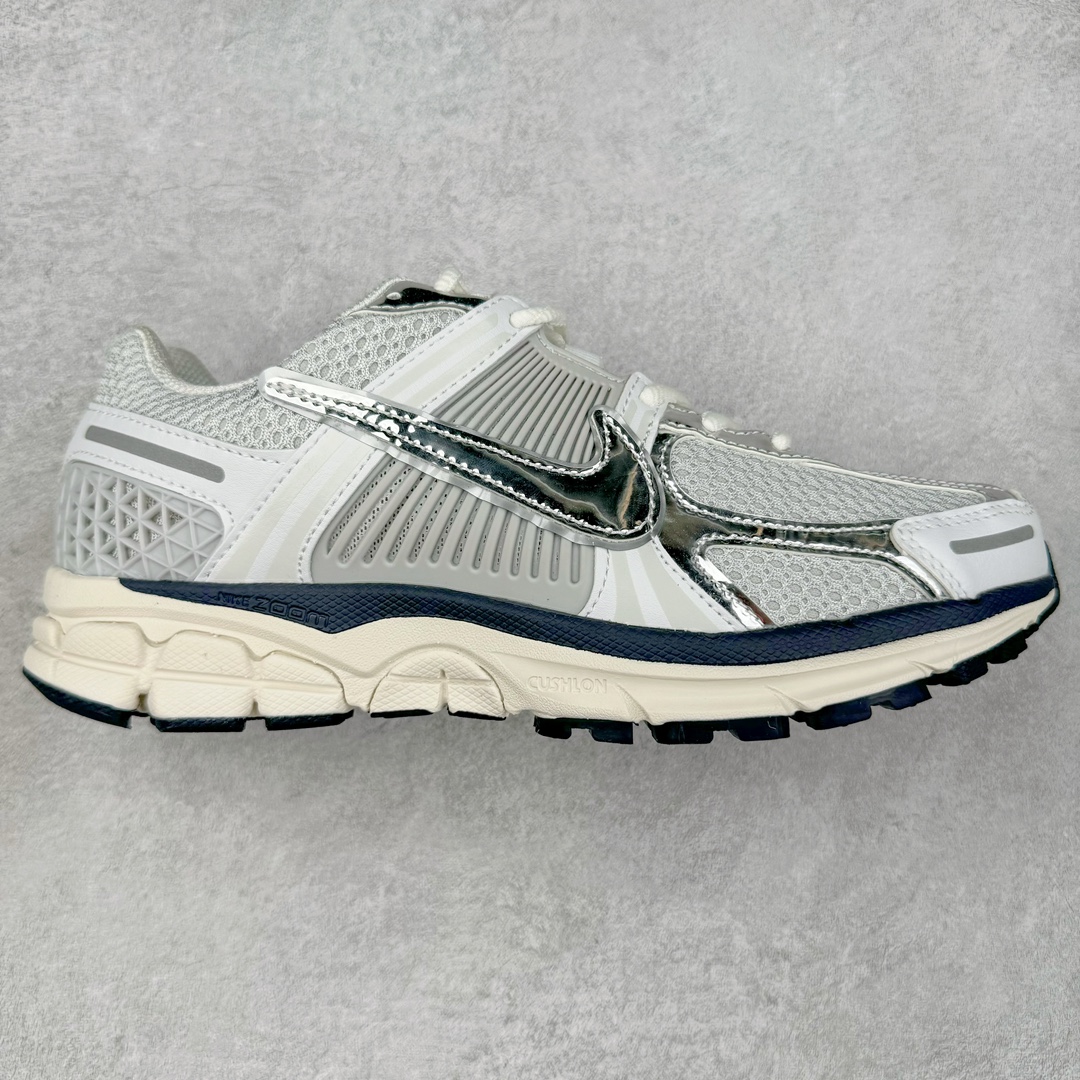 NK Zoom Vomero 5 经典复古潮流运动鞋 FD0884-025 融蕴繁复设计风范和丰富层次感 缔造运动鞋佳选 助你轻松型出范 开辟独属于自己的路 鞋款采用多层设计 融入织物与合成材质 塑就本季出众鞋款 合成材质与织物组合鞋面 经久耐穿 后跟网眼拼接和透气孔设计 轻盈透气Zoom Air缓震配置提供出色回弹缓震性能 实现快速离地的出众脚感 巧糅科技感和低调设计 为鞋款注入反光细节 令你迈步间尽显闪耀魅力 结合中性色调 让你驾驭不同穿搭 打造非凡造型 尺码：36 36.5 37.5 38 38.5 39 40 40.5 41 42 42.5 43 44 44.5 45-选品中心