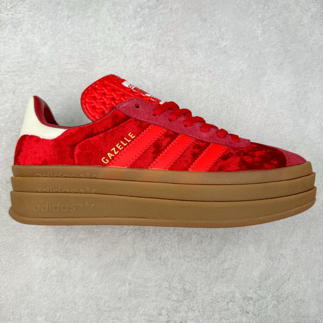 AD Originals Gazelle Bold W 羚羊松糕系列复古百搭厚底增高低帮休闲运动板鞋 IG4388 新的一年就要换新的打扮啦！除了设定变美、健身、减肥等目标外，你已经可以利用鞋子来“偷偷改善身材比例”的愿望了！ 因为有一句话。身高不够。鞋子来凑~赶快入手以下各大运动品牌最新推出的“厚底增高运动鞋”吧。 是最好穿最百搭的长腿神器。 重点是……不仅价格不错～鞋子也不错啊！Originals的Gazelle Bold鞋款打造出「超厚底版本」！延续流线鞋型、经典麂皮材质、白色三条线和侧面烫金标志的复古外型，奶油白鞋底高度直接乘3，出门搭上它，保证一路步步高升。尺码：36 36.5 37 38 38.5 39 40 40.5 41 42-选品中心