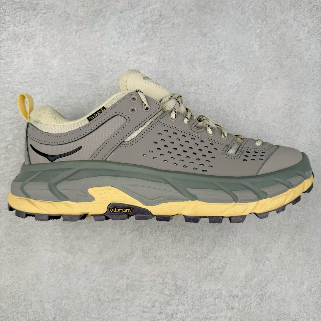 ＃C版 HOKA ONE ONE Tor Ultra Low Gore-Tex 托亚系列增强版低帮厚底轻量坦克户外登山运动鞋 HOKA ONE ONE 在去年异军突起，成为街头时尚圈中的新宠儿，品牌与时尚品牌 Engineered Garments 合作打造的联名 Tor Ultra Low 鞋款，更是设计与话题兼备的重磅之作，而本月 Hoka One One 又为这双超人气之作释出深蓝色、军绿色与黑色三款普通版配色。设计上依旧采用了具备透气性能的 eVent 物料制做鞋身，更搭配 Vibram 大底保留户外血脉，即使少了 Engineered Garments 的联名加持依旧十分出彩。尺码：36 36.5 37.5 38 38.5 39 40 40.5 41 42 42.5 43 44 44.5 45-选品中心