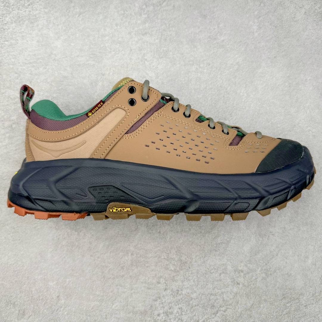 ＃C版 HOKA ONE ONE Tor Ultra Low Gore-Tex 托亚系列增强版低帮厚底轻量坦克户外登山运动鞋 HOKA ONE ONE 在去年异军突起，成为街头时尚圈中的新宠儿，品牌与时尚品牌 Engineered Garments 合作打造的联名 Tor Ultra Low 鞋款，更是设计与话题兼备的重磅之作，而本月 Hoka One One 又为这双超人气之作释出深蓝色、军绿色与黑色三款普通版配色。设计上依旧采用了具备透气性能的 eVent 物料制做鞋身，更搭配 Vibram 大底保留户外血脉，即使少了 Engineered Garments 的联名加持依旧十分出彩。尺码：36 36.5 37.5 38 38.5 39 40 40.5 41 42 42.5 43 44 44.5 45-选品中心
