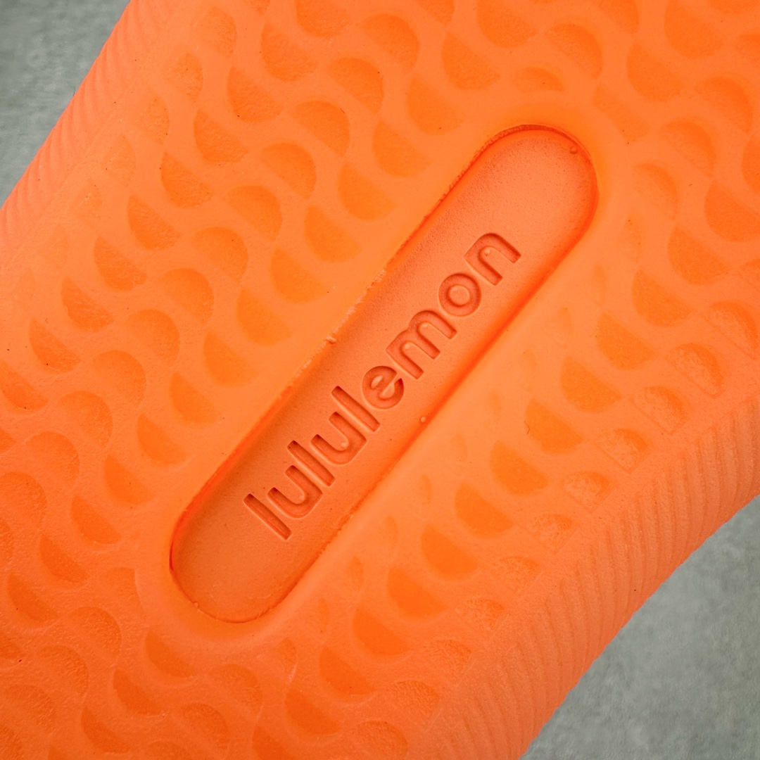 图片[19]-＃PB纯原 lululemon Cityverse 露露乐檬极简主义减震耐磨低帮生活休闲鞋 Cityverse将运动性能融入经典休闲鞋中，中底提供出色缓震，并贴合足部曲线，带来全天候的舒适感。鞋面采用两种材质拼接，且前半部分采用热熔压胶处理，无任何缝线，保留了鞋身整体性。模制泡沫的鞋垫带来上乘的脚感，在平日休闲穿着时不会磨脚，也能提供轻质软弹的效果。25年来，lululemon一直秉持“感受为先”的设计理念，并相信更好的感受带来更好的表现。此次男鞋的设计亦是如此。投入多年研究，针对男性在不同运动场景中的脚步形态设计了不同鞋履款式。同时，还进行了生物力学与形态学研究，为“他”带来更好的贴合度和感受。尺码：36 36.5 37.5 38 38.5 39 40 40.5 41 42 42.5 43 44-选品中心