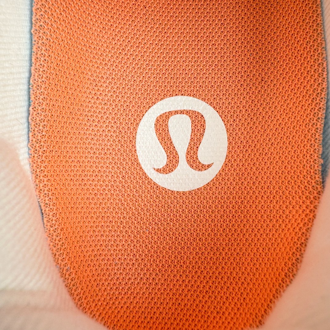 图片[13]-＃PB纯原 lululemon Cityverse 露露乐檬极简主义减震耐磨低帮生活休闲鞋 Cityverse将运动性能融入经典休闲鞋中，中底提供出色缓震，并贴合足部曲线，带来全天候的舒适感。鞋面采用两种材质拼接，且前半部分采用热熔压胶处理，无任何缝线，保留了鞋身整体性。模制泡沫的鞋垫带来上乘的脚感，在平日休闲穿着时不会磨脚，也能提供轻质软弹的效果。25年来，lululemon一直秉持“感受为先”的设计理念，并相信更好的感受带来更好的表现。此次男鞋的设计亦是如此。投入多年研究，针对男性在不同运动场景中的脚步形态设计了不同鞋履款式。同时，还进行了生物力学与形态学研究，为“他”带来更好的贴合度和感受。尺码：36 36.5 37.5 38 38.5 39 40 40.5 41 42 42.5 43 44-选品中心