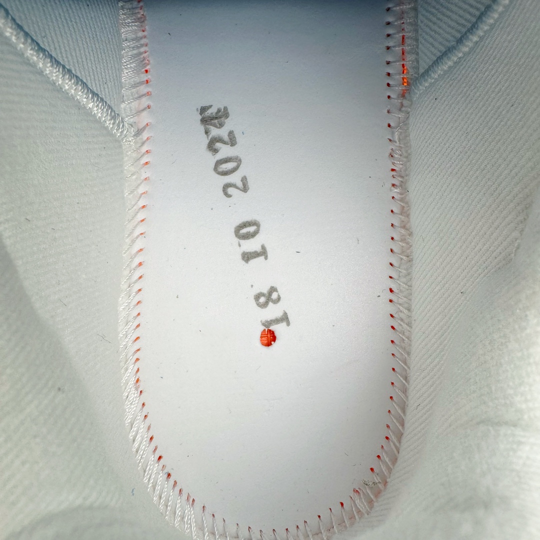 图片[11]-＃PB纯原 lululemon Cityverse 露露乐檬极简主义减震耐磨低帮生活休闲鞋 Cityverse将运动性能融入经典休闲鞋中，中底提供出色缓震，并贴合足部曲线，带来全天候的舒适感。鞋面采用两种材质拼接，且前半部分采用热熔压胶处理，无任何缝线，保留了鞋身整体性。模制泡沫的鞋垫带来上乘的脚感，在平日休闲穿着时不会磨脚，也能提供轻质软弹的效果。25年来，lululemon一直秉持“感受为先”的设计理念，并相信更好的感受带来更好的表现。此次男鞋的设计亦是如此。投入多年研究，针对男性在不同运动场景中的脚步形态设计了不同鞋履款式。同时，还进行了生物力学与形态学研究，为“他”带来更好的贴合度和感受。尺码：36 36.5 37.5 38 38.5 39 40 40.5 41 42 42.5 43 44-选品中心