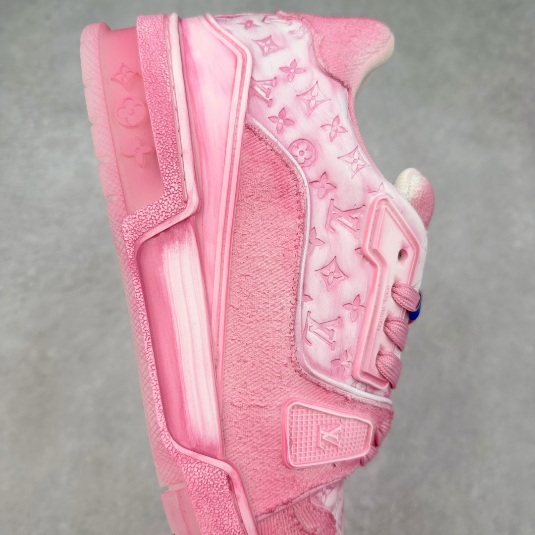 图片[6]-Louis Vuitton Trainer lv路易威登时装走秀运动时尚板鞋 外贸零售特供批次 2023全新纸板数据 印花高频效果碾压市面 市售天花板产物 耗时半年巨作 全套原厂新版原纸板楦头开发 原厂特供皮料加持 市场所有版本中综合最强的货品 GD实力大厂出品 全网最全配色更新最快 最成熟的做工稳定的品控 完美鞋型超高的清洁度 零毛边线头瑕疵 全套原楦原纸版原鞋开模 全网最具灵魂的版型 正确原装黄色鞋盒 正确中底印花 鞋面印花3D高频深度立体 全鞋电脑针车 紧密相连 针距密度一致 环保乳胶注塑鞋垫 厚度脚感还原原版 皮面裁剪部位 统一油边封口工艺 原装橡胶大底含胶量大底组合零偏差 专柜全套包装 防尘袋 说明书 质保卡 男女鞋 尺码：38 39 40 41 42 43 44 45-选品中心