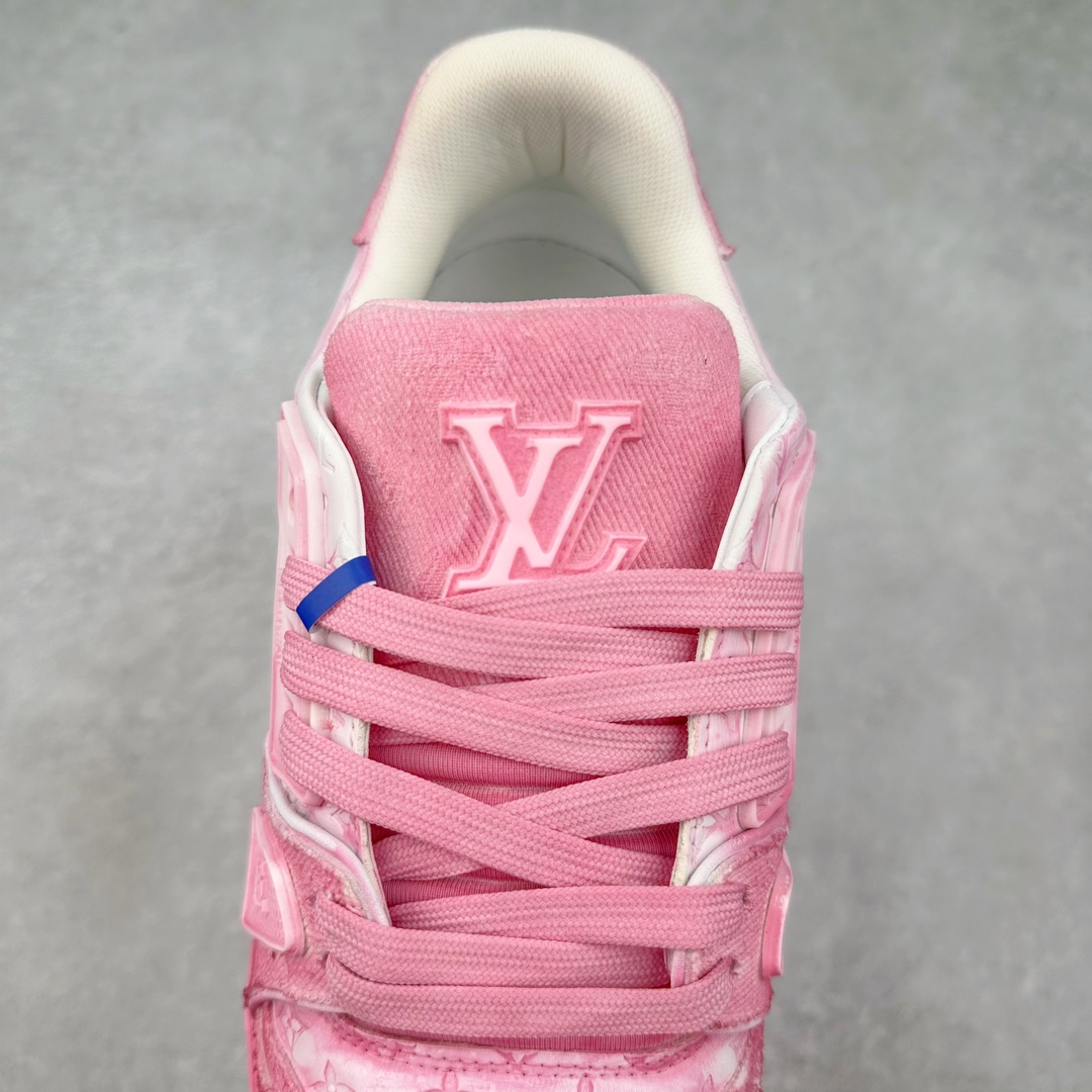 图片[5]-Louis Vuitton Trainer lv路易威登时装走秀运动时尚板鞋 外贸零售特供批次 2023全新纸板数据 印花高频效果碾压市面 市售天花板产物 耗时半年巨作 全套原厂新版原纸板楦头开发 原厂特供皮料加持 市场所有版本中综合最强的货品 GD实力大厂出品 全网最全配色更新最快 最成熟的做工稳定的品控 完美鞋型超高的清洁度 零毛边线头瑕疵 全套原楦原纸版原鞋开模 全网最具灵魂的版型 正确原装黄色鞋盒 正确中底印花 鞋面印花3D高频深度立体 全鞋电脑针车 紧密相连 针距密度一致 环保乳胶注塑鞋垫 厚度脚感还原原版 皮面裁剪部位 统一油边封口工艺 原装橡胶大底含胶量大底组合零偏差 专柜全套包装 防尘袋 说明书 质保卡 男女鞋 尺码：38 39 40 41 42 43 44 45-选品中心
