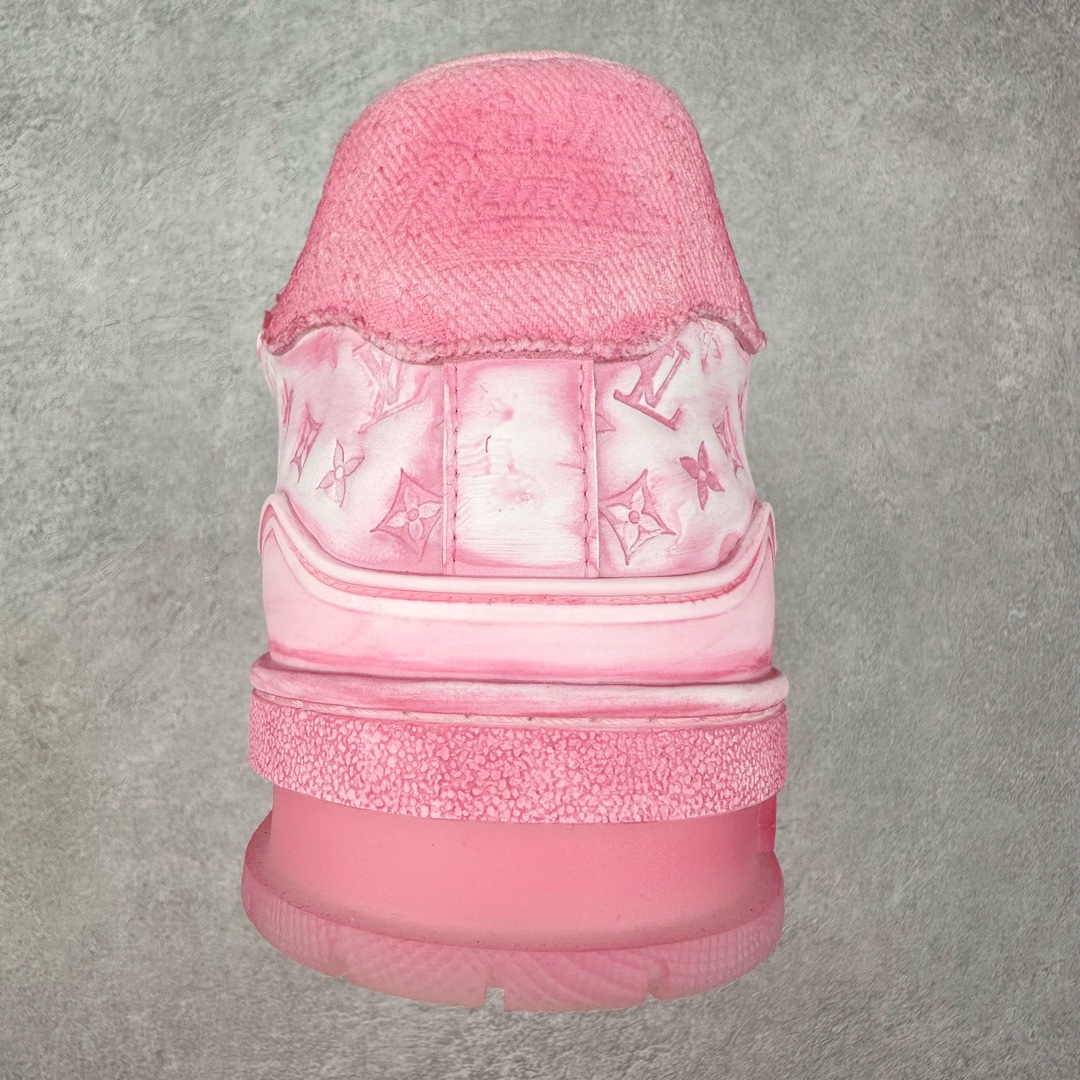 图片[8]-Louis Vuitton Trainer lv路易威登时装走秀运动时尚板鞋 外贸零售特供批次 2023全新纸板数据 印花高频效果碾压市面 市售天花板产物 耗时半年巨作 全套原厂新版原纸板楦头开发 原厂特供皮料加持 市场所有版本中综合最强的货品 GD实力大厂出品 全网最全配色更新最快 最成熟的做工稳定的品控 完美鞋型超高的清洁度 零毛边线头瑕疵 全套原楦原纸版原鞋开模 全网最具灵魂的版型 正确原装黄色鞋盒 正确中底印花 鞋面印花3D高频深度立体 全鞋电脑针车 紧密相连 针距密度一致 环保乳胶注塑鞋垫 厚度脚感还原原版 皮面裁剪部位 统一油边封口工艺 原装橡胶大底含胶量大底组合零偏差 专柜全套包装 防尘袋 说明书 质保卡 男女鞋 尺码：38 39 40 41 42 43 44 45-选品中心