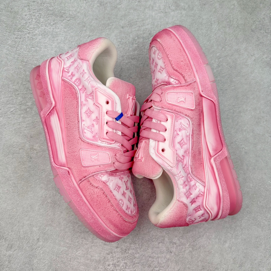 图片[3]-Louis Vuitton Trainer lv路易威登时装走秀运动时尚板鞋 外贸零售特供批次 2023全新纸板数据 印花高频效果碾压市面 市售天花板产物 耗时半年巨作 全套原厂新版原纸板楦头开发 原厂特供皮料加持 市场所有版本中综合最强的货品 GD实力大厂出品 全网最全配色更新最快 最成熟的做工稳定的品控 完美鞋型超高的清洁度 零毛边线头瑕疵 全套原楦原纸版原鞋开模 全网最具灵魂的版型 正确原装黄色鞋盒 正确中底印花 鞋面印花3D高频深度立体 全鞋电脑针车 紧密相连 针距密度一致 环保乳胶注塑鞋垫 厚度脚感还原原版 皮面裁剪部位 统一油边封口工艺 原装橡胶大底含胶量大底组合零偏差 专柜全套包装 防尘袋 说明书 质保卡 男女鞋 尺码：38 39 40 41 42 43 44 45-选品中心