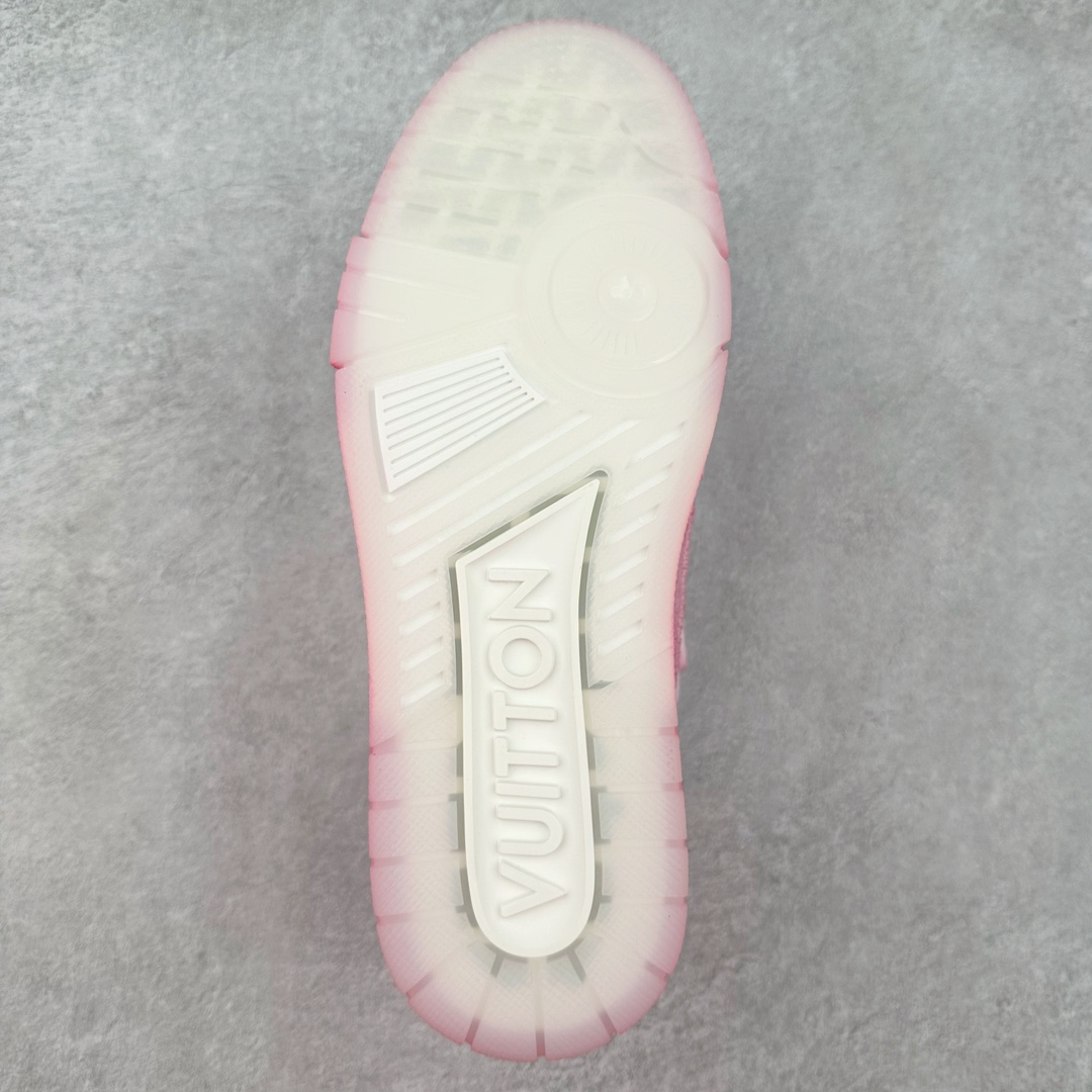 图片[9]-Louis Vuitton Trainer lv路易威登时装走秀运动时尚板鞋 外贸零售特供批次 2023全新纸板数据 印花高频效果碾压市面 市售天花板产物 耗时半年巨作 全套原厂新版原纸板楦头开发 原厂特供皮料加持 市场所有版本中综合最强的货品 GD实力大厂出品 全网最全配色更新最快 最成熟的做工稳定的品控 完美鞋型超高的清洁度 零毛边线头瑕疵 全套原楦原纸版原鞋开模 全网最具灵魂的版型 正确原装黄色鞋盒 正确中底印花 鞋面印花3D高频深度立体 全鞋电脑针车 紧密相连 针距密度一致 环保乳胶注塑鞋垫 厚度脚感还原原版 皮面裁剪部位 统一油边封口工艺 原装橡胶大底含胶量大底组合零偏差 专柜全套包装 防尘袋 说明书 质保卡 男女鞋 尺码：38 39 40 41 42 43 44 45-选品中心