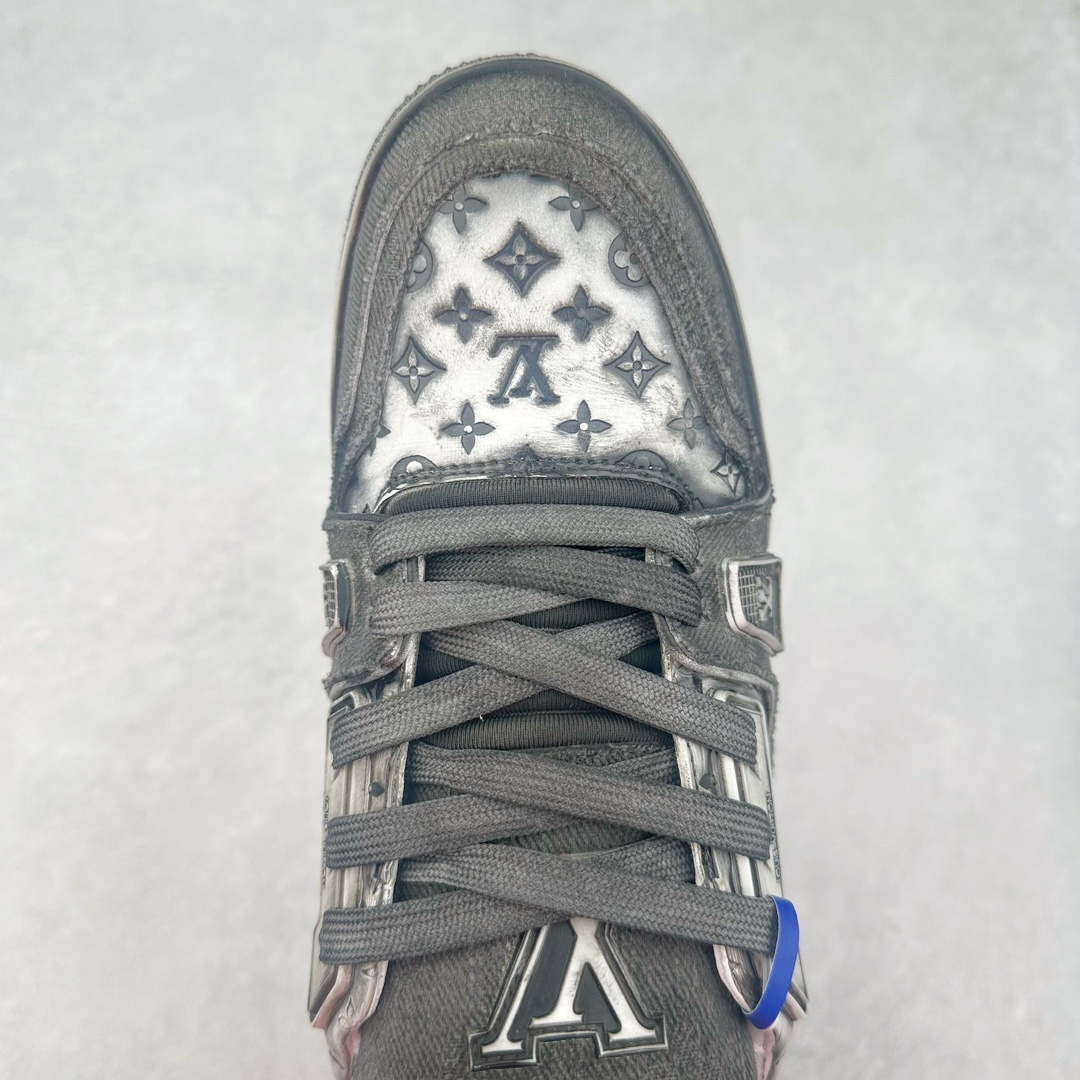 图片[4]-Louis Vuitton Trainer lv路易威登时装走秀运动时尚板鞋 外贸零售特供批次 2023全新纸板数据 印花高频效果碾压市面 市售天花板产物 耗时半年巨作 全套原厂新版原纸板楦头开发 原厂特供皮料加持 市场所有版本中综合最强的货品 GD实力大厂出品 全网最全配色更新最快 最成熟的做工稳定的品控 完美鞋型超高的清洁度 零毛边线头瑕疵 全套原楦原纸版原鞋开模 全网最具灵魂的版型 正确原装黄色鞋盒 正确中底印花 鞋面印花3D高频深度立体 全鞋电脑针车 紧密相连 针距密度一致 环保乳胶注塑鞋垫 厚度脚感还原原版 皮面裁剪部位 统一油边封口工艺 原装橡胶大底含胶量大底组合零偏差 专柜全套包装 防尘袋 说明书 质保卡 男女鞋 尺码：38 39 40 41 42 43 44 45-选品中心