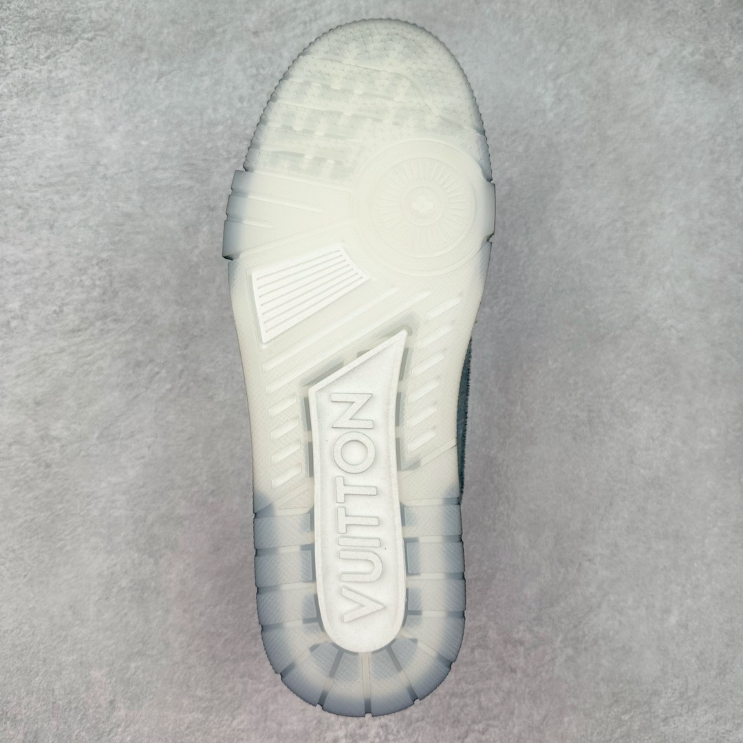 图片[9]-Louis Vuitton Trainer lv路易威登时装走秀运动时尚板鞋 外贸零售特供批次 2023全新纸板数据 印花高频效果碾压市面 市售天花板产物 耗时半年巨作 全套原厂新版原纸板楦头开发 原厂特供皮料加持 市场所有版本中综合最强的货品 GD实力大厂出品 全网最全配色更新最快 最成熟的做工稳定的品控 完美鞋型超高的清洁度 零毛边线头瑕疵 全套原楦原纸版原鞋开模 全网最具灵魂的版型 正确原装黄色鞋盒 正确中底印花 鞋面印花3D高频深度立体 全鞋电脑针车 紧密相连 针距密度一致 环保乳胶注塑鞋垫 厚度脚感还原原版 皮面裁剪部位 统一油边封口工艺 原装橡胶大底含胶量大底组合零偏差 专柜全套包装 防尘袋 说明书 质保卡 男女鞋 尺码：38 39 40 41 42 43 44 45-选品中心