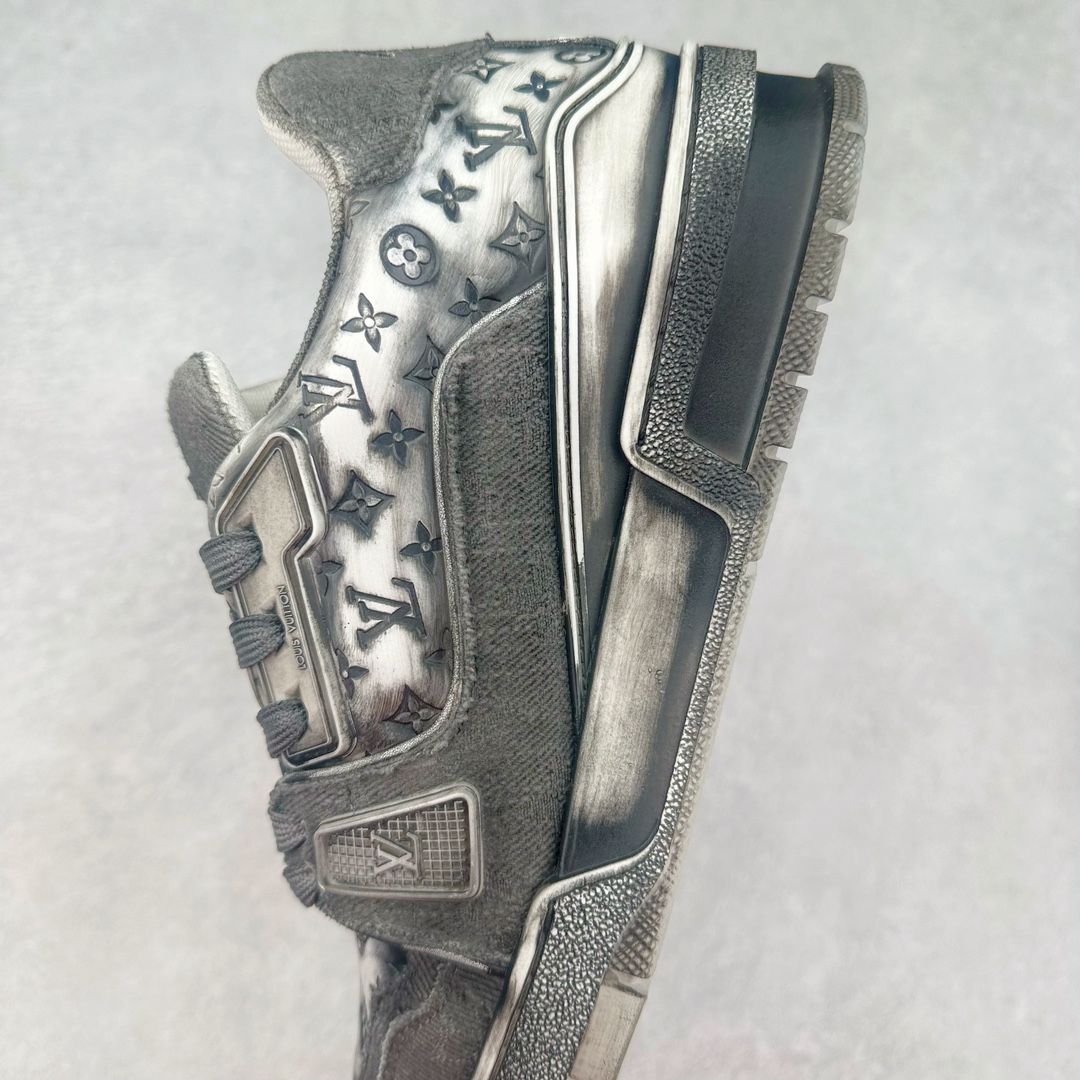 图片[7]-Louis Vuitton Trainer lv路易威登时装走秀运动时尚板鞋 外贸零售特供批次 2023全新纸板数据 印花高频效果碾压市面 市售天花板产物 耗时半年巨作 全套原厂新版原纸板楦头开发 原厂特供皮料加持 市场所有版本中综合最强的货品 GD实力大厂出品 全网最全配色更新最快 最成熟的做工稳定的品控 完美鞋型超高的清洁度 零毛边线头瑕疵 全套原楦原纸版原鞋开模 全网最具灵魂的版型 正确原装黄色鞋盒 正确中底印花 鞋面印花3D高频深度立体 全鞋电脑针车 紧密相连 针距密度一致 环保乳胶注塑鞋垫 厚度脚感还原原版 皮面裁剪部位 统一油边封口工艺 原装橡胶大底含胶量大底组合零偏差 专柜全套包装 防尘袋 说明书 质保卡 男女鞋 尺码：38 39 40 41 42 43 44 45-选品中心